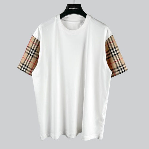 Burberry تي شيرت كلاسيكي بنقشة مربعات وأكمام متباينة، قصة فضفاضة للجنسين 1 Burberry تي شيرت كلاسيكي بنقشة مربعات وأكمام متباينة، قصة فضفاضة للجنسين