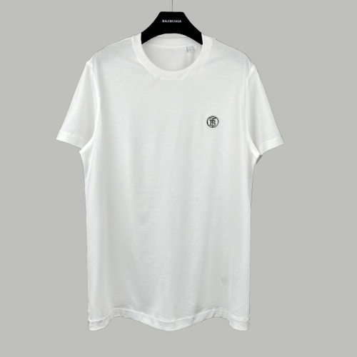 Burberry T-Shirt Blanc Classique avec Logo Brodé - Coupe Décontractée 1 Burberry T-Shirt Blanc Classique avec Logo Brodé - Coupe Décontractée