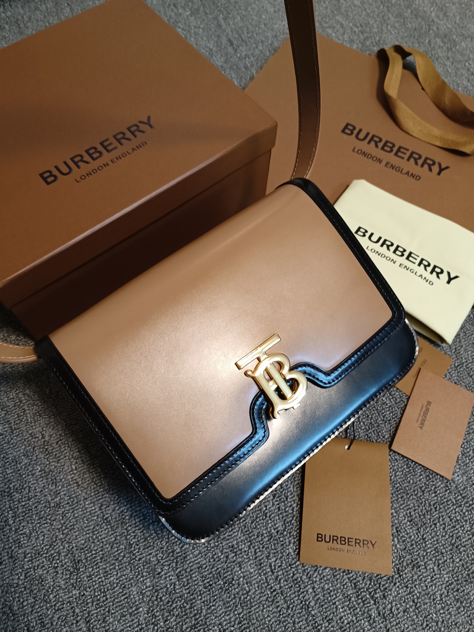 🅿️730 Bolso de hombro de cuero bicolor con logotipo exclusivo TB de tamaño mediano de B, con forma estructurada, textu…