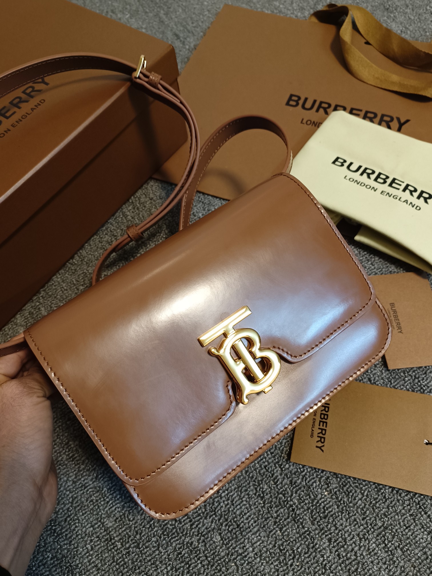 🅿️680 bolso de hombro pequeño con logotipo exclusivo TB de B, cuero de hombro con forma erguida, textura suave, cierre…