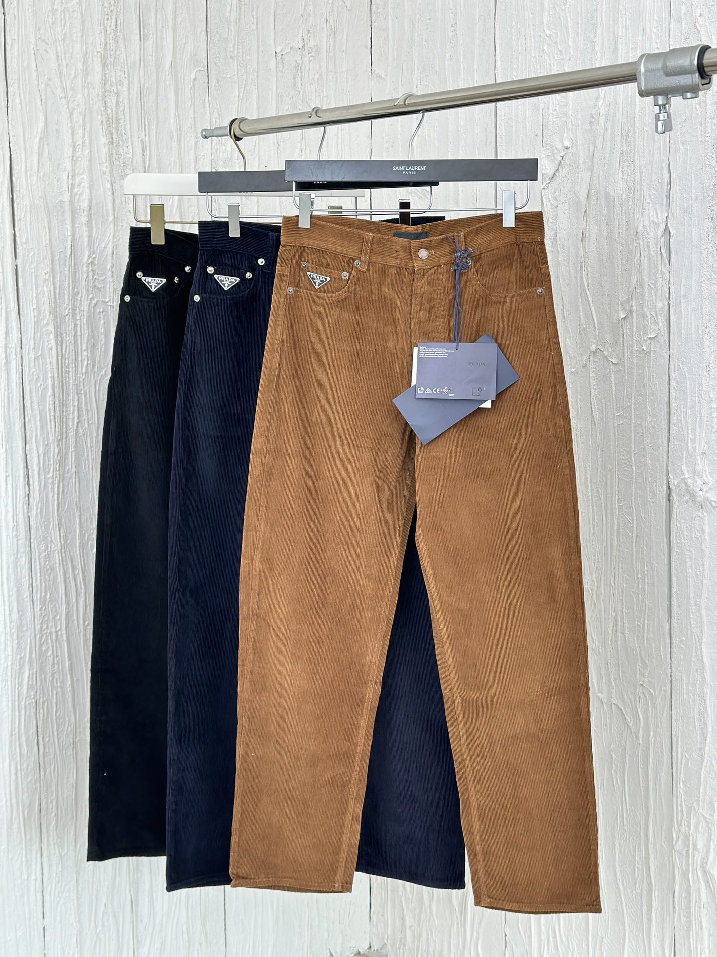 Prad*/Prada 23FW Pantalón casual recto de pana de edición limitada de otoño e invierno. Este tejido hecho a medida es p…