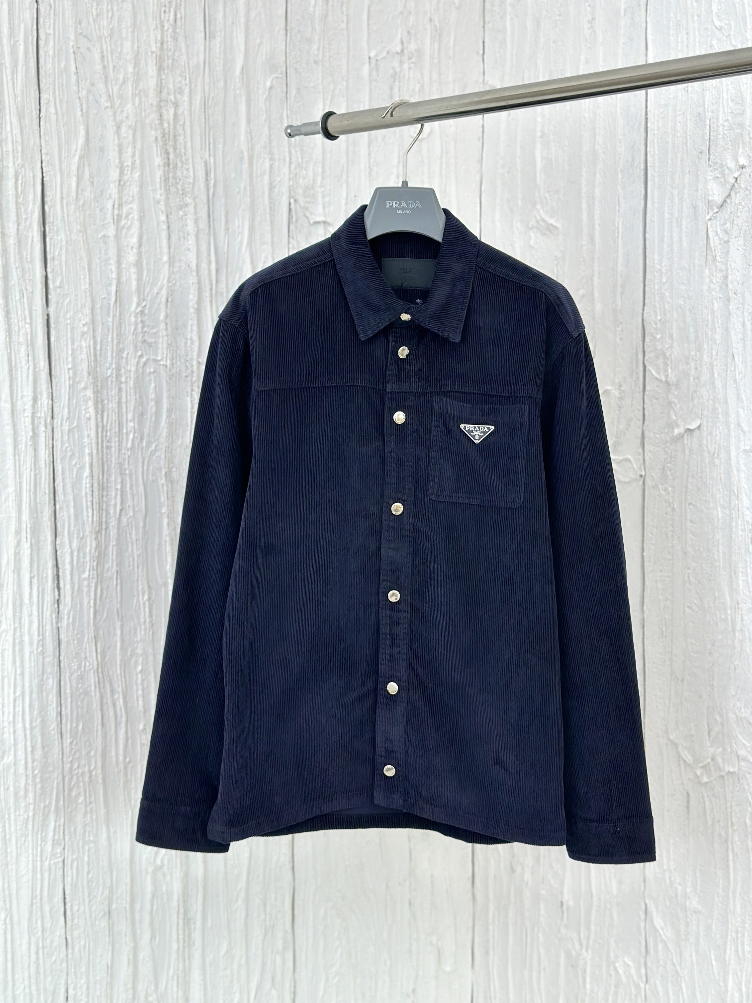 Chaqueta camisera casual de pana de edición limitada Prad*/Prada 24SS. Este tejido hecho a medida es pana de …