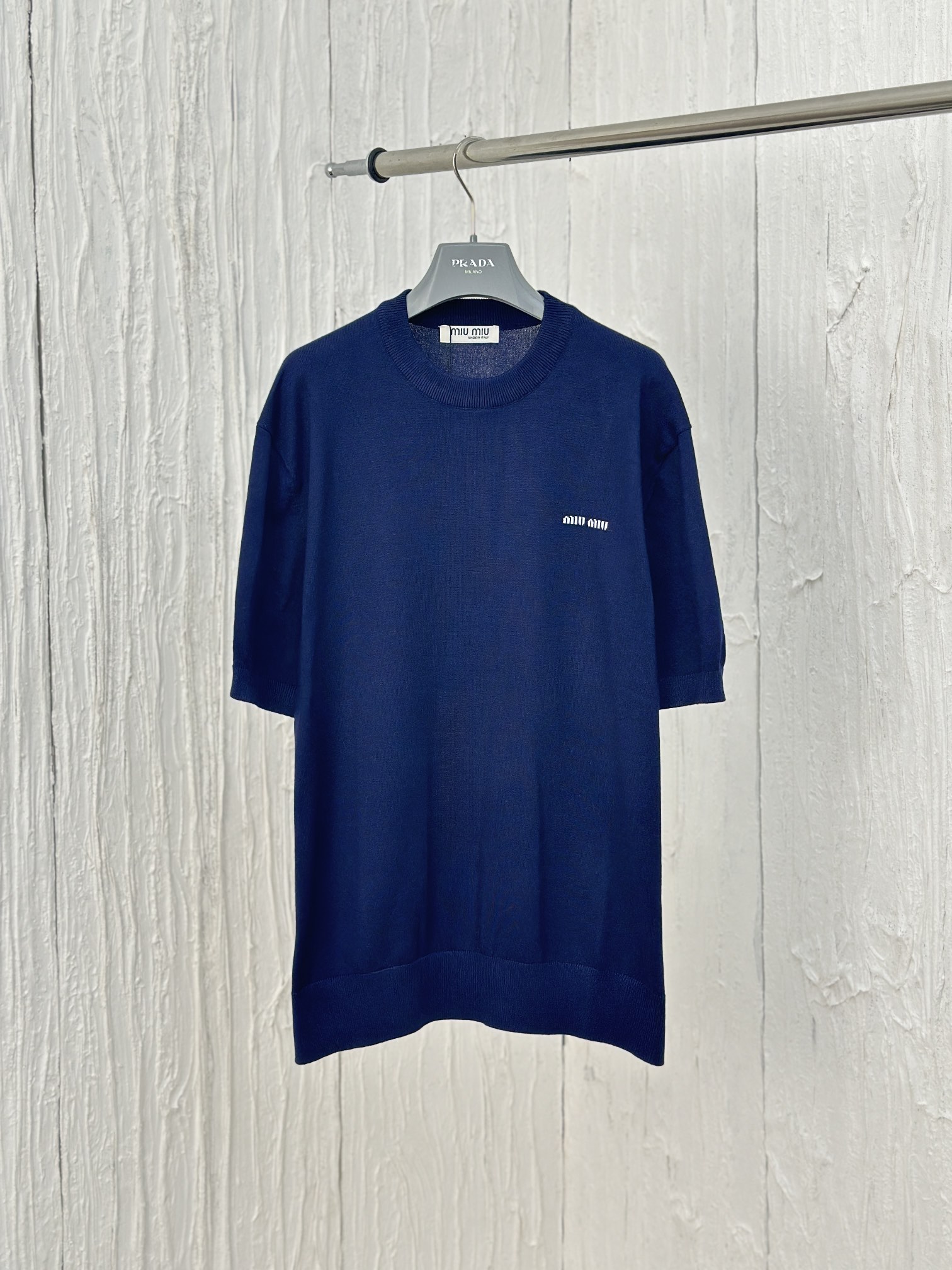 Miumiu*/缪缪 Camiseta de manga corta de lana fina, estilo de pasarela SS24. Este estilo de pasarela original so…