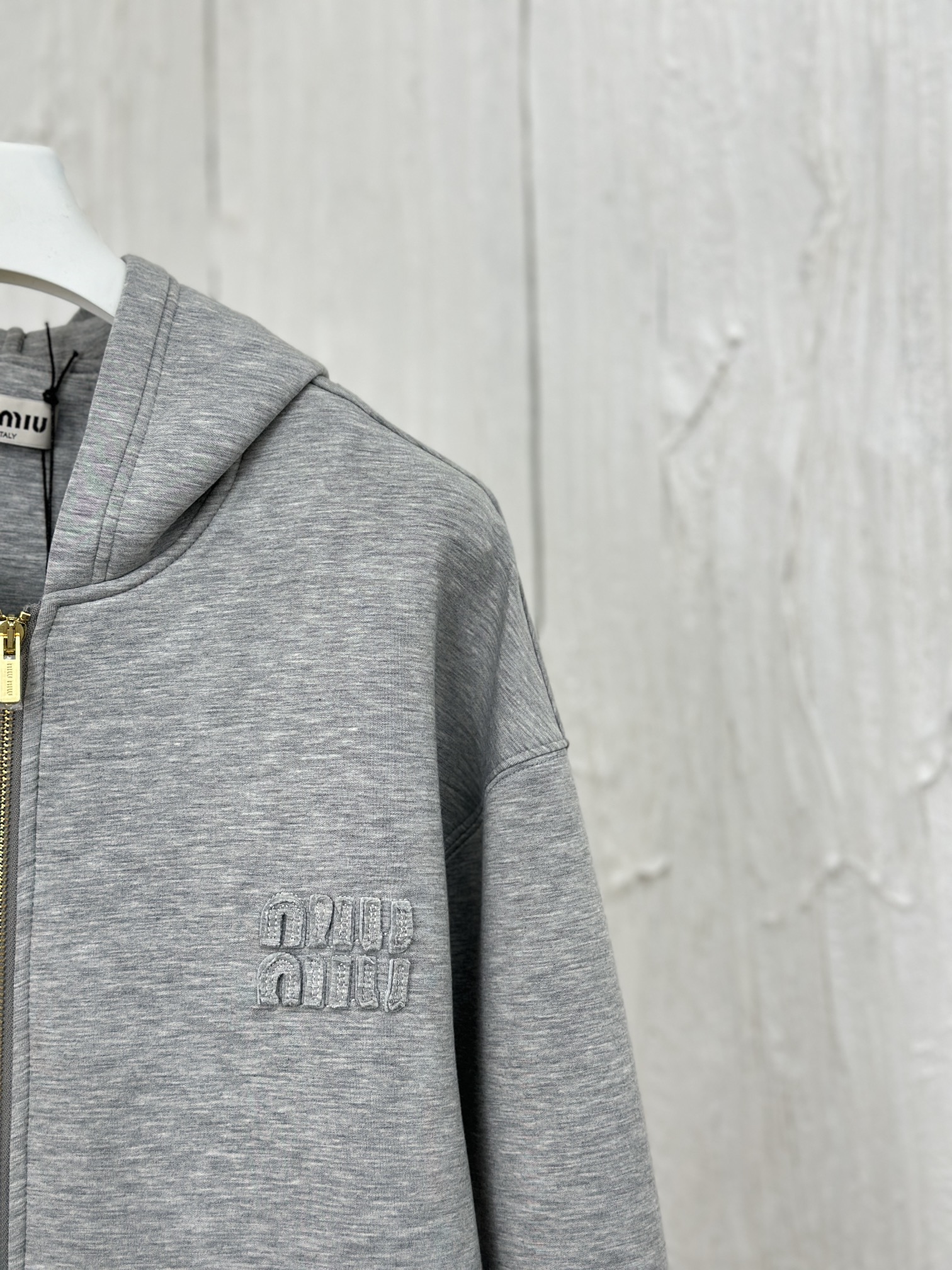 Miumiu Muum 23: New Golden Zipper Air-Classed Clothes for Gender Equality - 图片 3