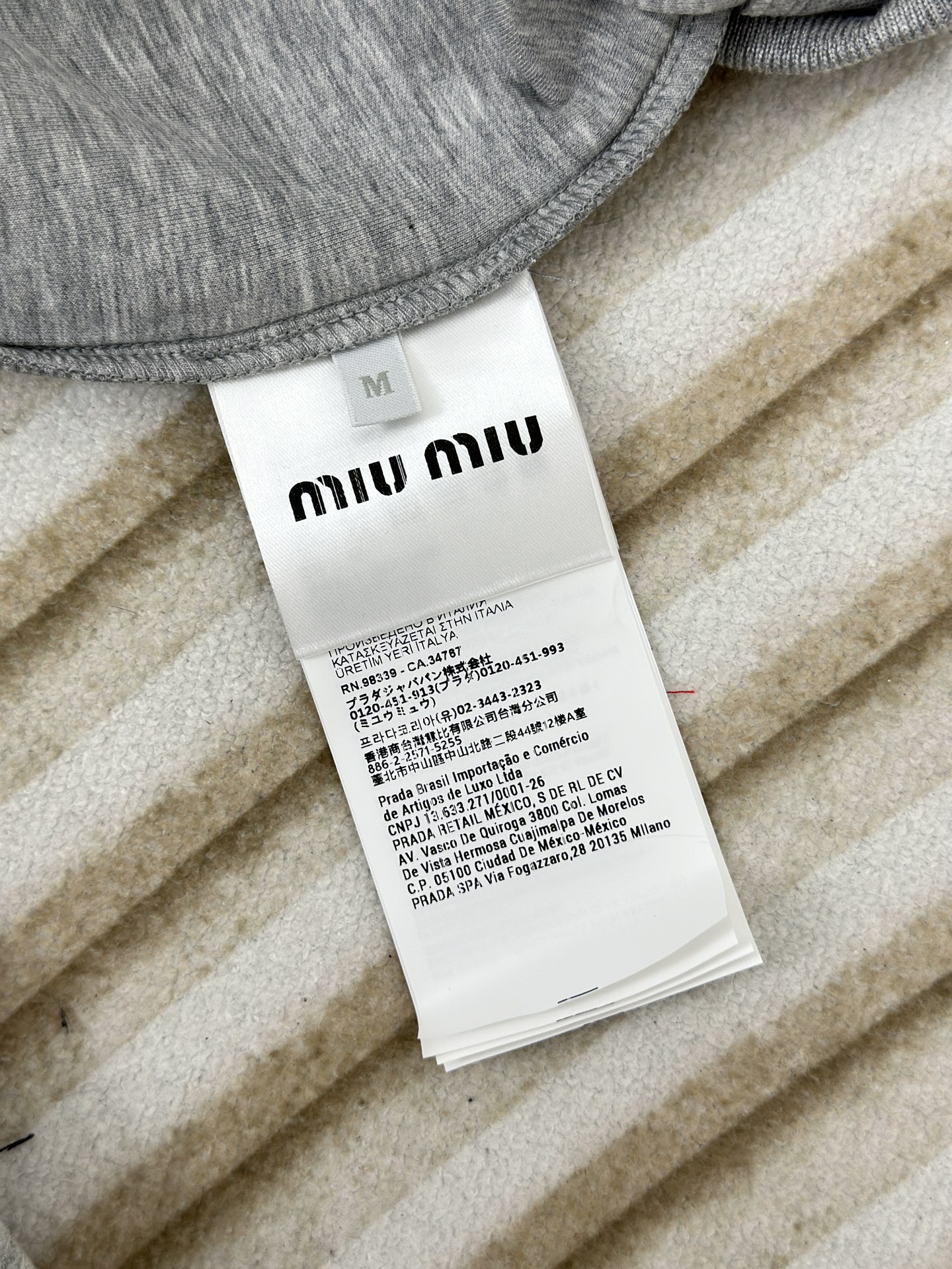 Miumiu Muum 23: New Golden Zipper Air-Classed Clothes for Gender Equality - 图片 9