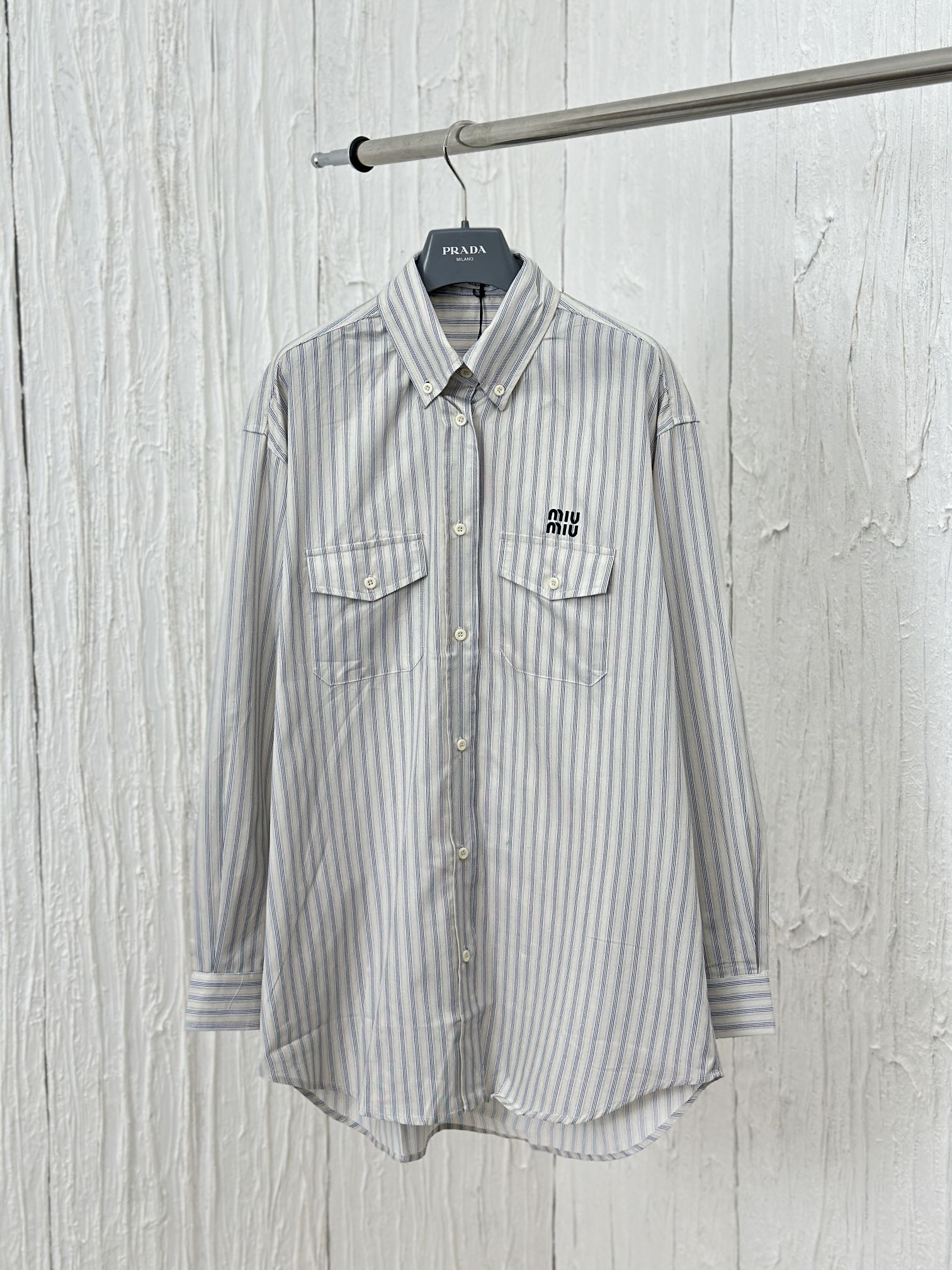 Miumi*/缪缪 Camisa de manga larga con rayas y bordados, temporada SS24. Talla: S/M/L/XL