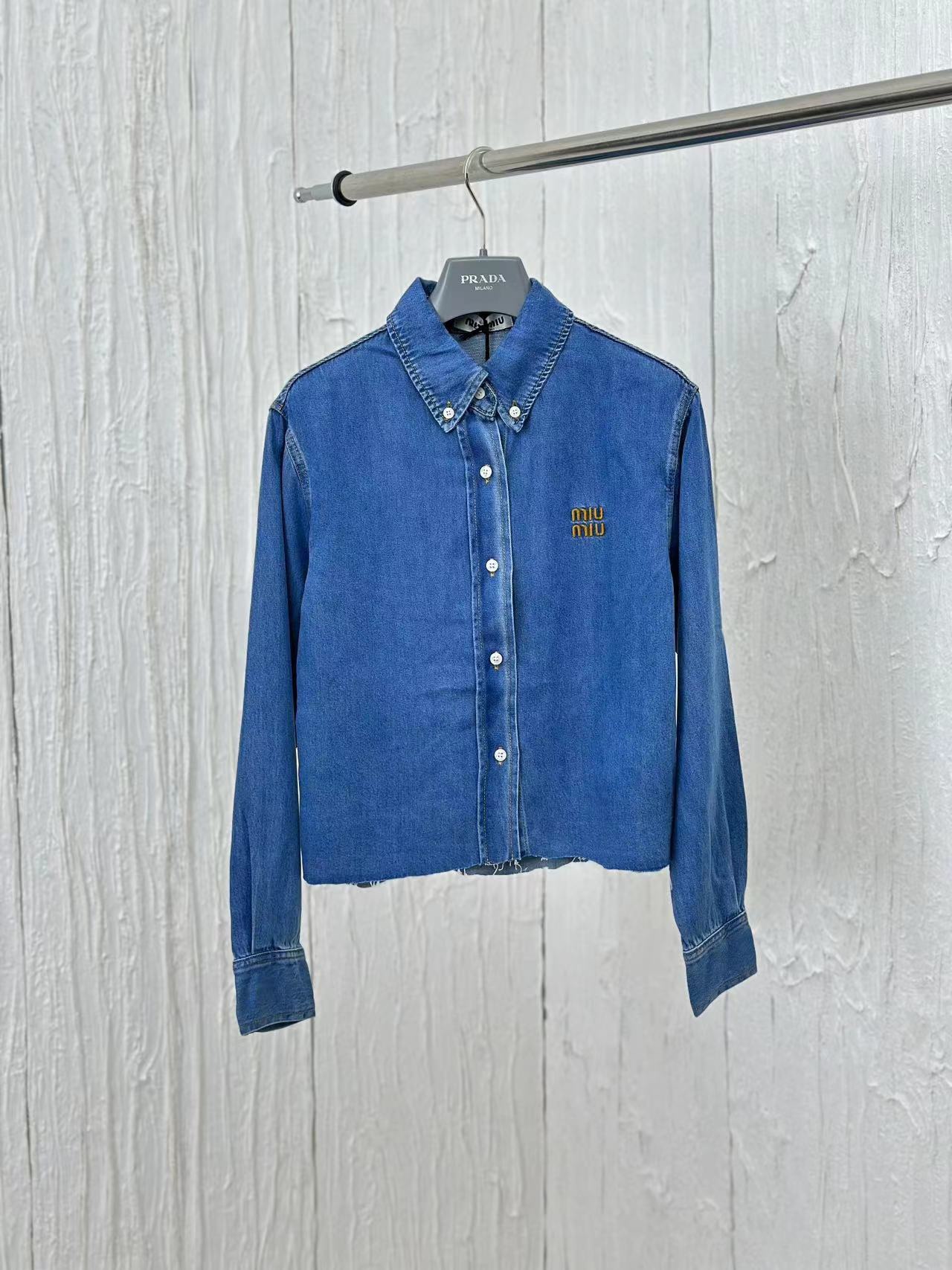 Miu Mi*/缪缪 Nuevo producto de primavera/verano 24: camisa corta de mezclilla azul suave, estilo retro y color original. …