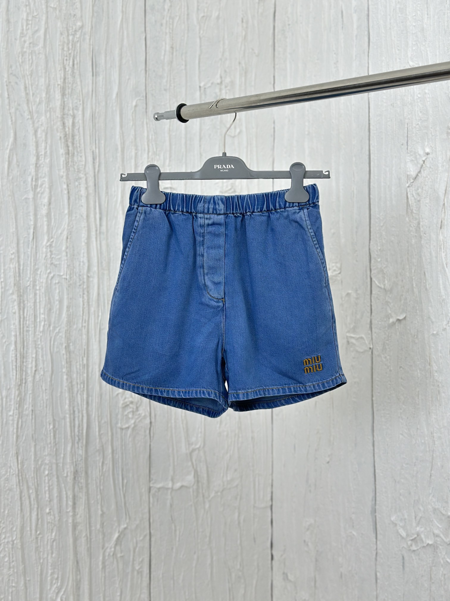 Miu Mi*/缪缪 Nuevo producto de primavera/verano 24: pantalones cortos de mezclilla azul suave, estilo retro y c…