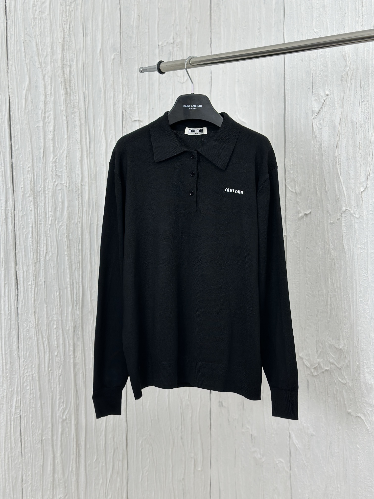 MIUMI*/缪缪 Polo de punto con cuello solapa y letras bordadas, manga larga. Talla: XS/S/M/L
