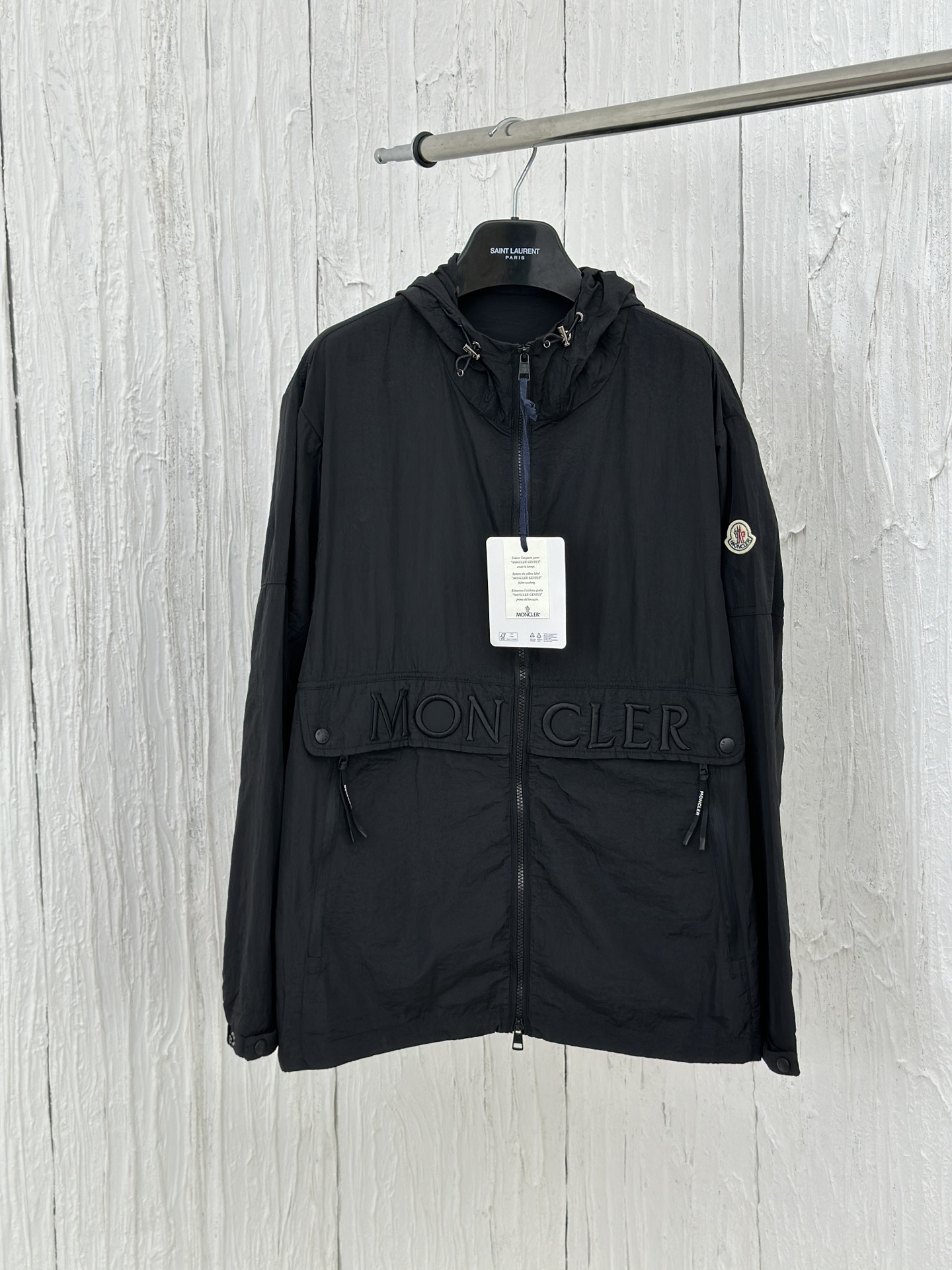 Moner*/Chaqueta con capucha delgada nueva de 24 años de Moncler, estilo urbano moderno y casual con capucha. Esta chaqu…