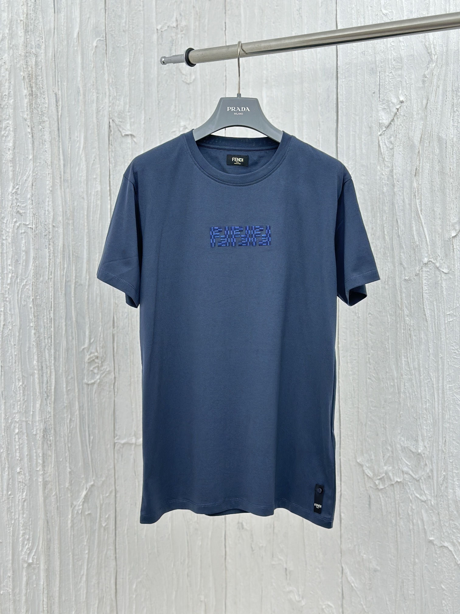 Fendi*/Fendi 24 primavera/verano nueva camiseta de manga corta con letras bordadas. Este modelo 24 nuevo de manga corta…