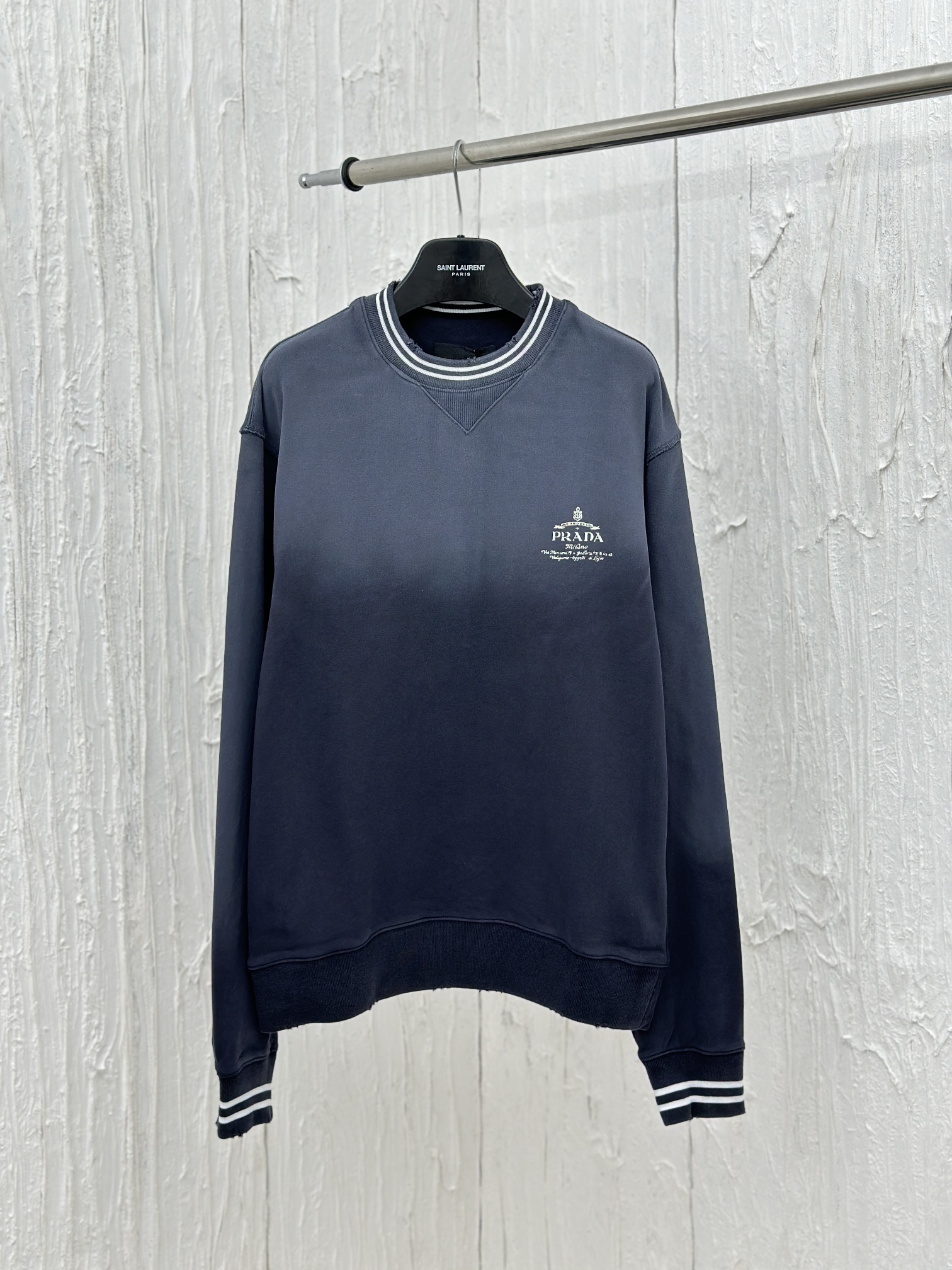 Prad*/Prada 24 nueva sudadera con cuello redondo de algodón lavado degradado con logo estampado Esta sudadera de algodó…