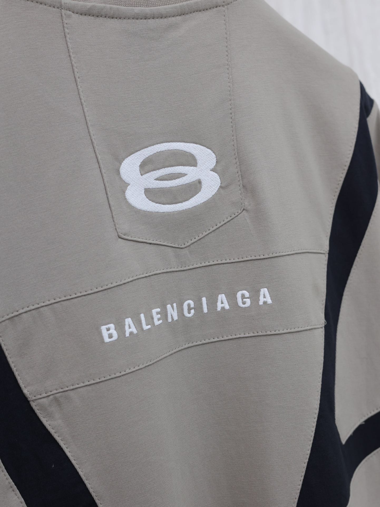 Balenciag*/巴黎24ss秀款双环拼接赛车短袖T恤这款版型是宽松廓形剪裁锁喉设计袖子偏短上身呈小