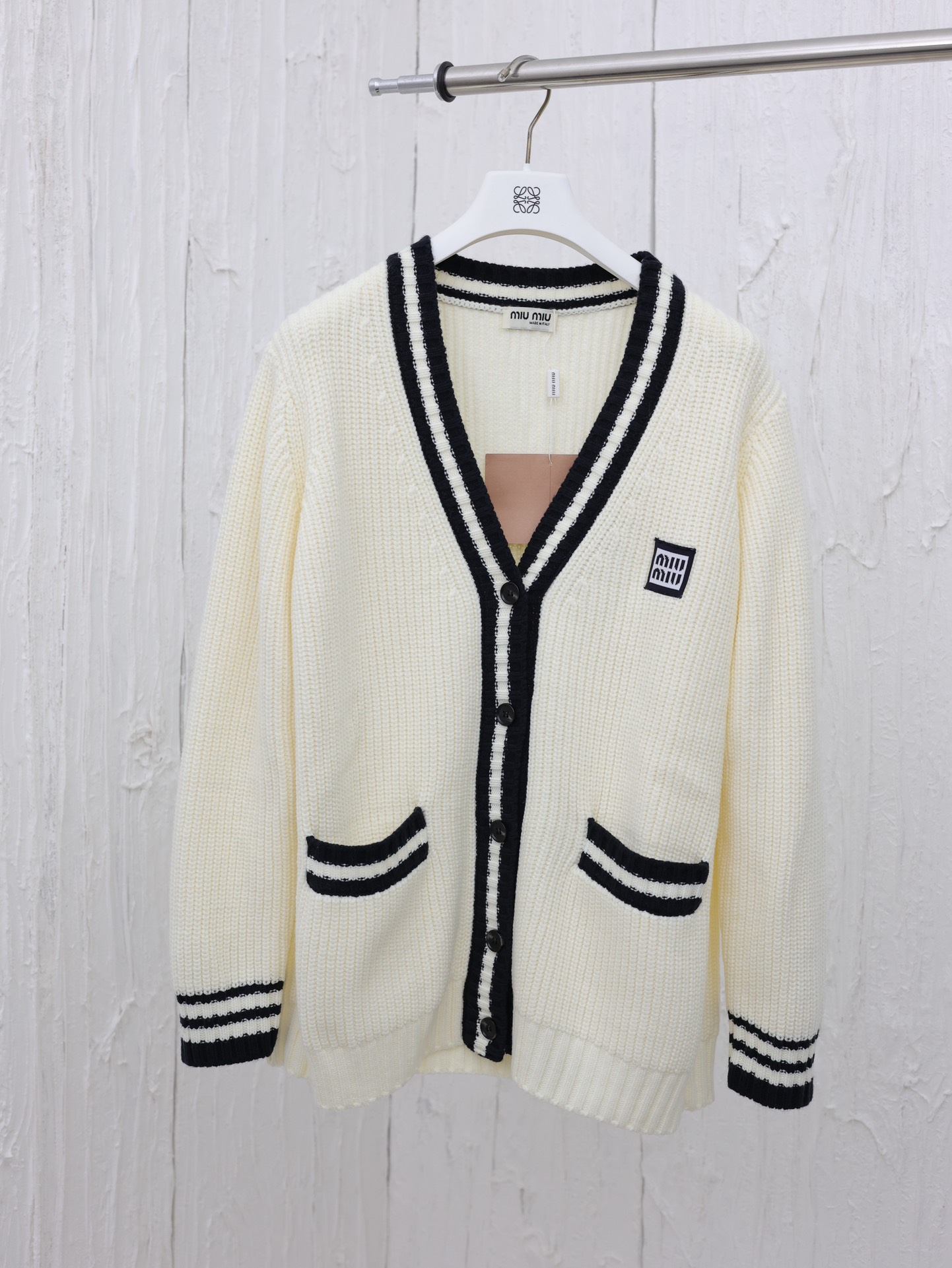 Miumi*/缪缪24新款黑白条纹针织开衫 采用机型3.5.7进口斯托尔横机 全身元宝组织.袖口和门巾夹色 撞色拼接更加醒目 面料使用了进口羊绒混纺纱线 弹性好 抗起球 保暖性好 前片有口袋装配 前领是经典V领大开衫设…