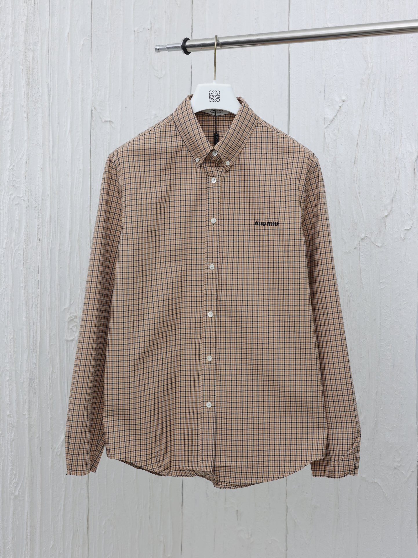 Miumiu* / Miu Miu 24 Nuevo camisa de cuadros caqui con letras bordadas. Hecha de 100% algodón, tejida con alta densidad…
