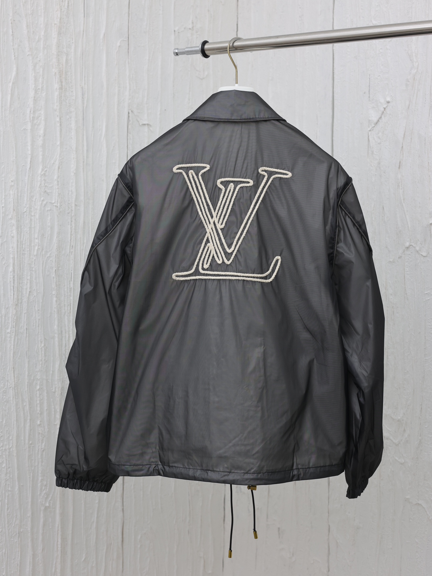 
1v*/路易24Fw网纱层叠刺绣logo夹克外套

本款束腰夹克选用半透明层叠面料，以精巧绳索呈现后部