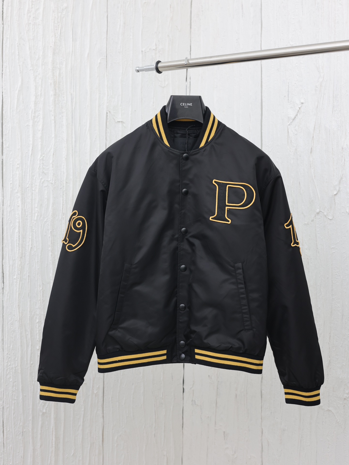 Prad*/Prada 24Fw nueva chaqueta bomber con parche bordado y letras. El diseño es adecuado tanto para hombres como para …
