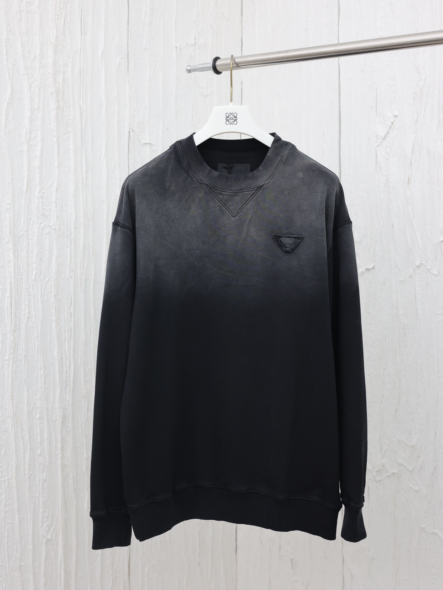 Prada*/Prada 24 Nuevo suéter de cuello redondo con logo triangular lavado degradado. Tejido de punto de algodón persona…