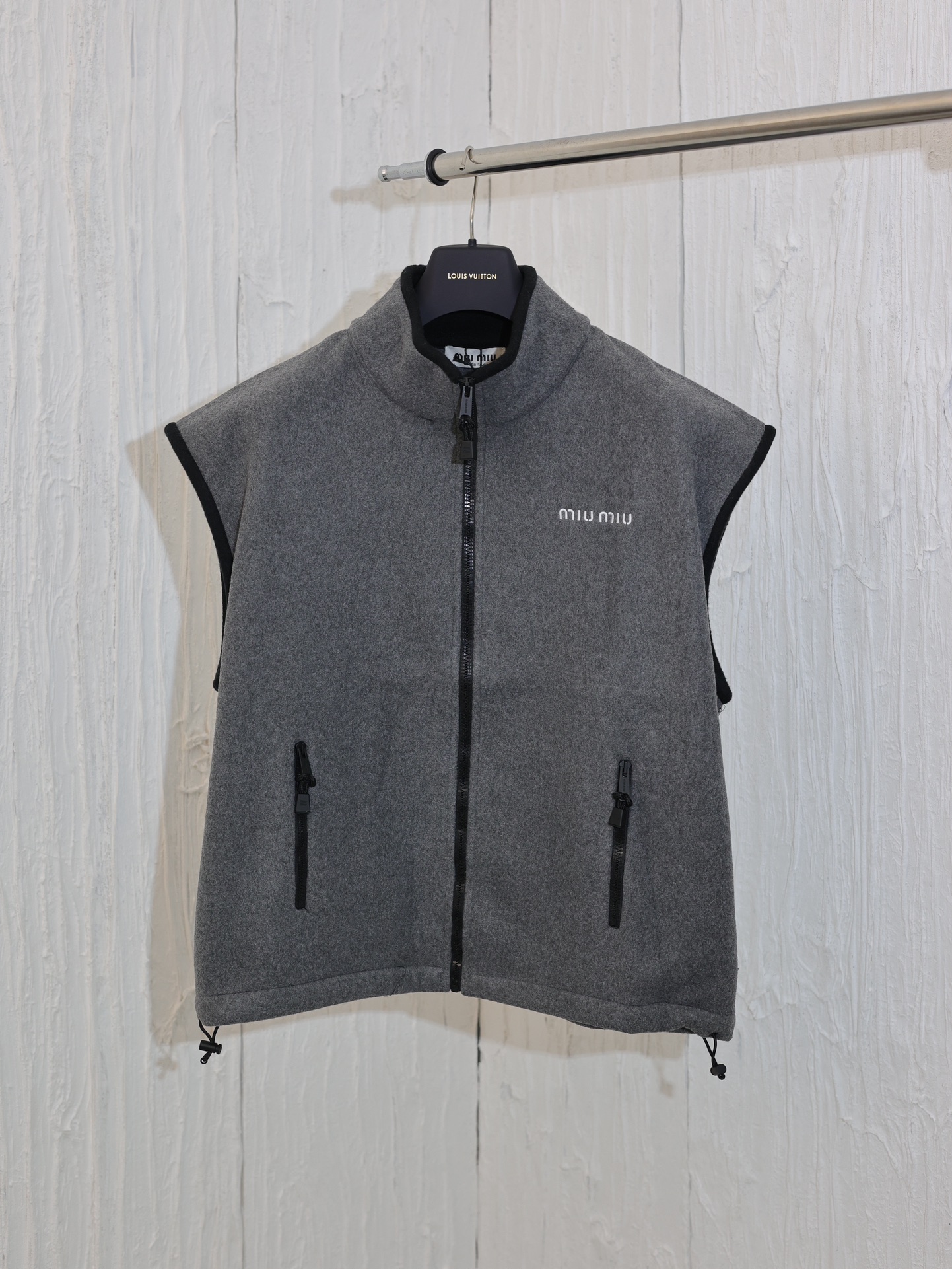 Miumi* / Miu Miu 24 Nuevo chaleco deportivo de cremallera con forro polar. Tejido de forro polar de nailon pe…