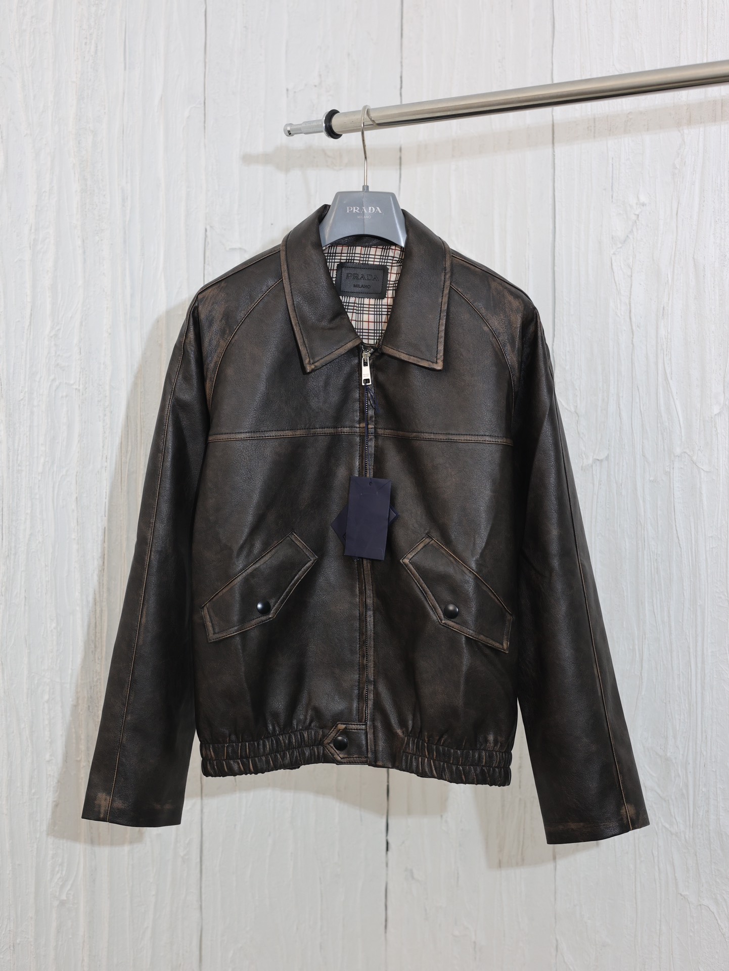Prada*/Prada 24FW Chaqueta de cuero sucio con logo triangular desgastado en la espalda. La versión original fue comprad…