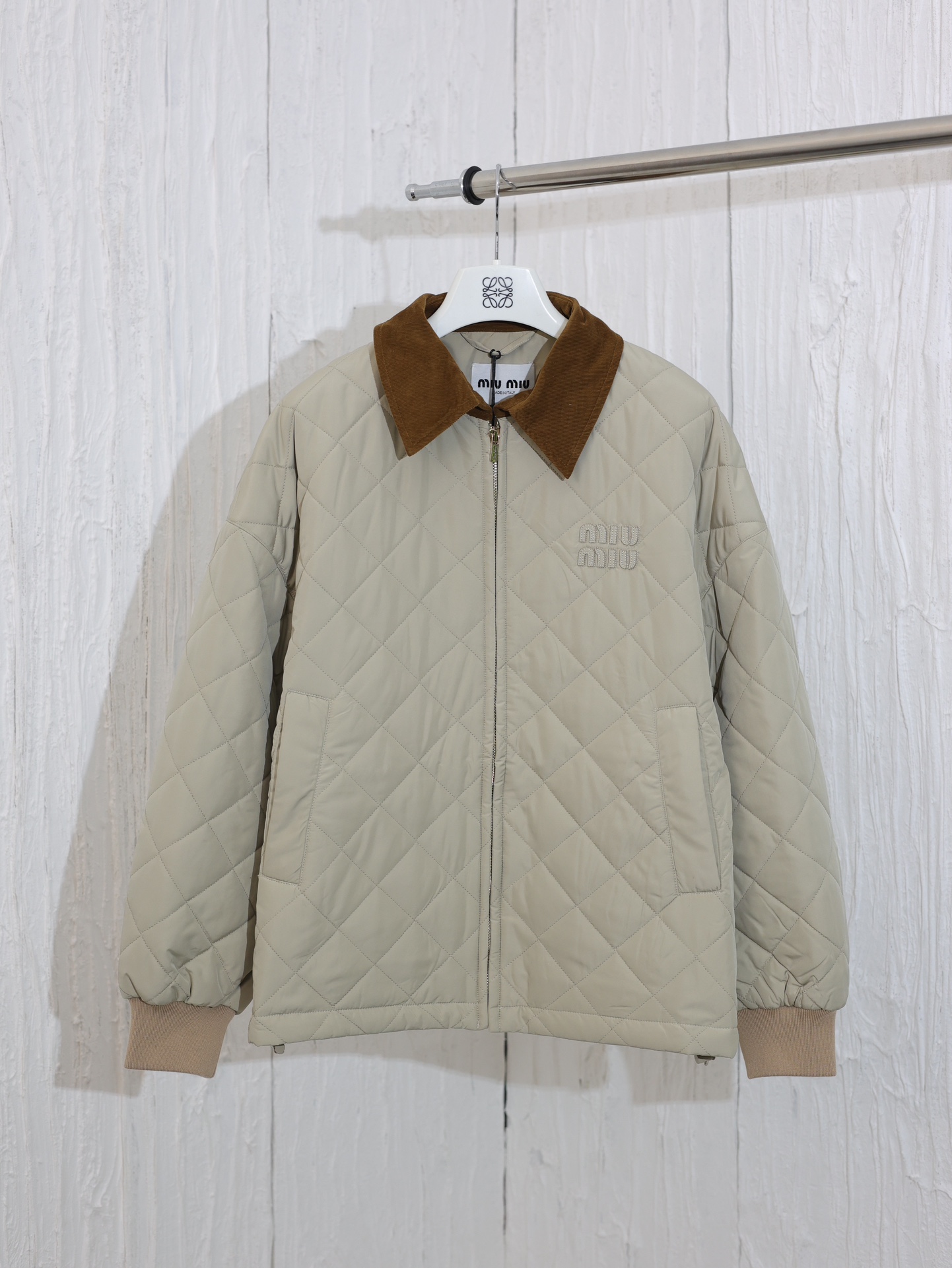 Miumi* / Miu Miu 24FW Nuevo estilo acolchado con bordado de letras y parche, chaqueta de cuello vuelto de pana. La tela…