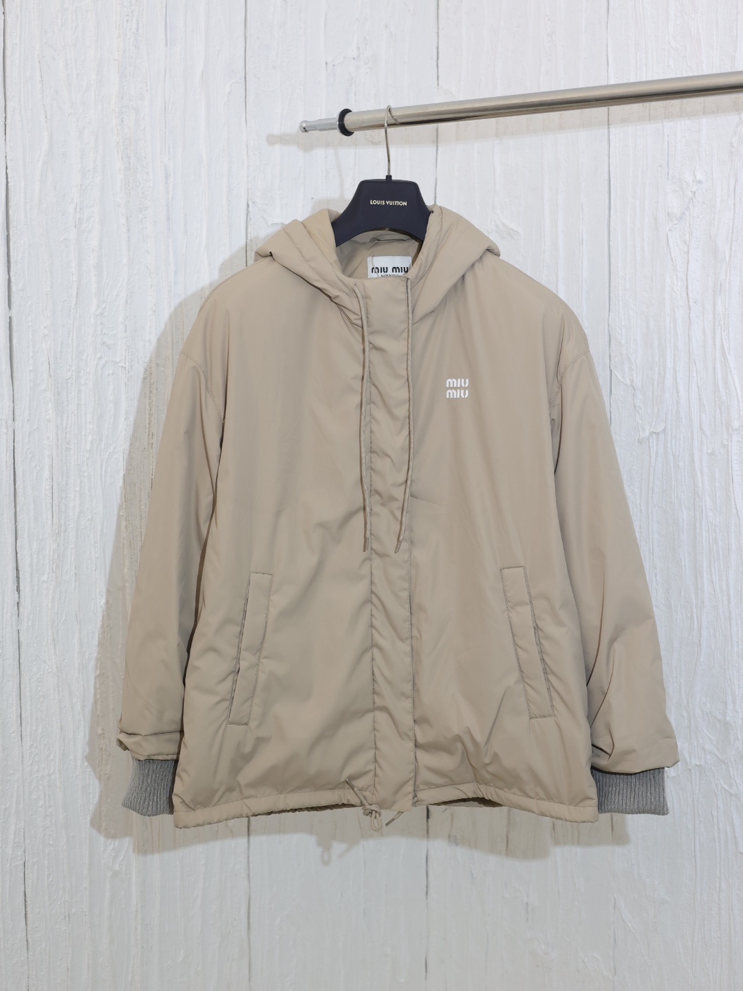 Miumiu*/缪缪24新款连帽抽绳羽绒服 定制YB进口环保尼龙材质 羽绒填充内里 整件轻薄保暖 质感挺括有型 品相高级 连帽抽绳宽松外套版型 弹力螺纹袖口 本布魔术贴遮挡内侧双向拉链 穿脱方便 调性更统一协调 下摆抽绳调节松紧 双侧大容…