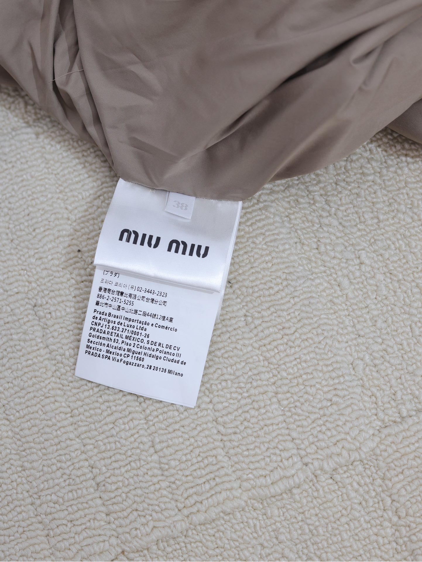 Miumiu*/缪缪24新款logo刺绣连帽羽绒服外套定制YB防风防水尼龙材质白鹅绒填充内里整件轻薄保暖