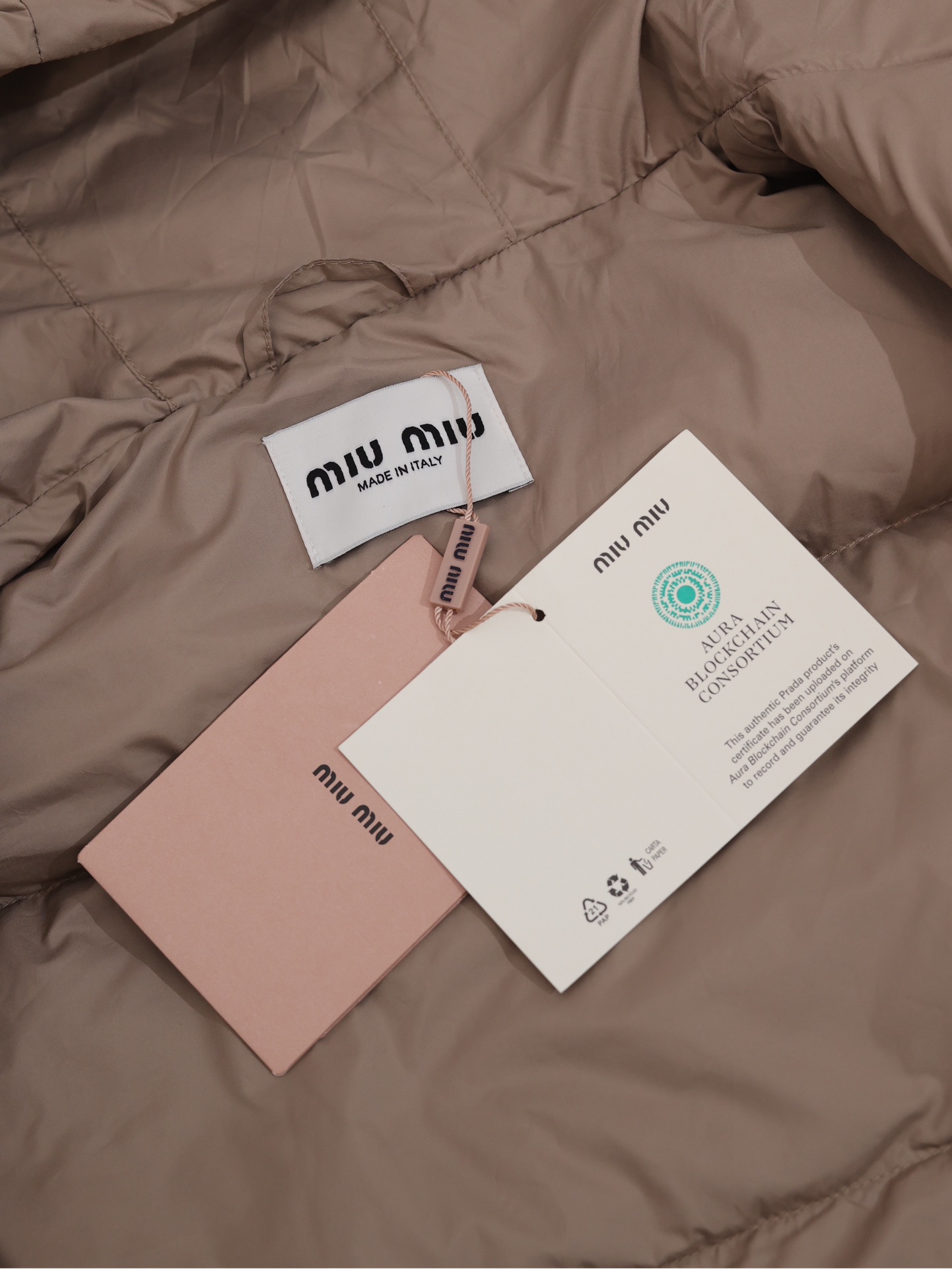 Miumiu*/缪缪24新款logo刺绣连帽羽绒服外套定制YB防风防水尼龙材质白鹅绒填充内里整件轻薄保暖