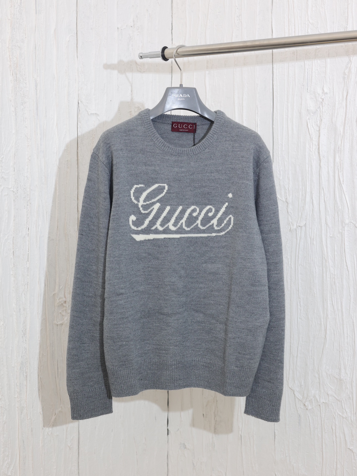 Gucc*/Gucci 24FW Suéter de punto con logotipo firmado en gris ahumado de la nueva temporada de otoño-invierno, definiti…