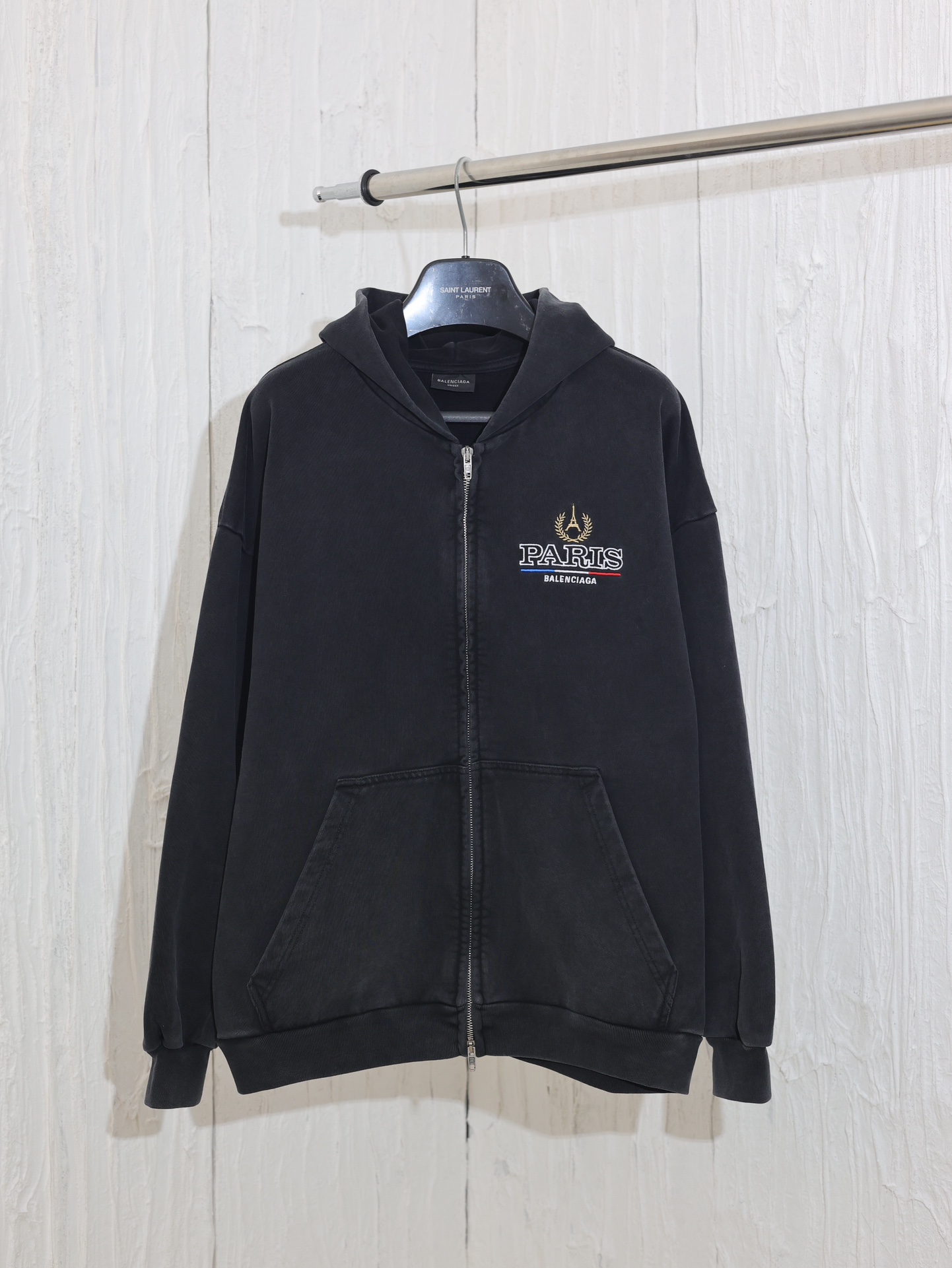 
Balenciag*/巴黎2024ss PARIS麦穗铁塔水洗黑拉链卫衣外套

Size：XS/S/M