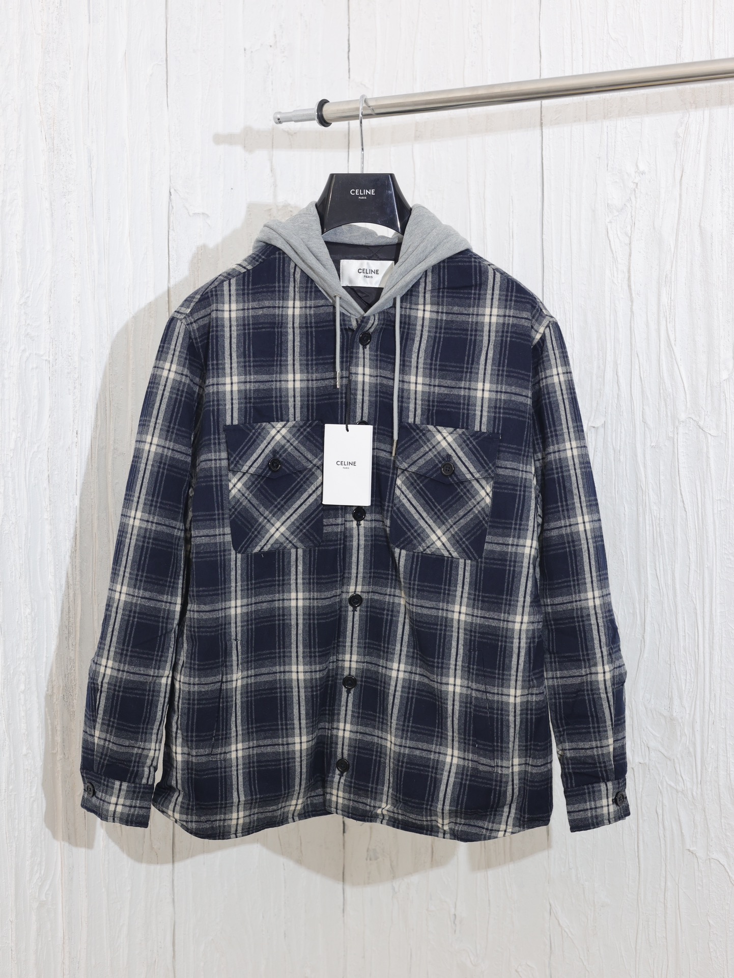 Celine*/赛琳24fw间棉格纹连帽外套 采用高质量的羊绒面料，羊绒以其柔软、保暖和轻盈著称，为穿着者提供卓越的舒适度和保暖性能。连帽设计独特的连帽元素，既实用又美观，为穿着者提供额外的保暖，同时也增加了整体的层次感。格纹图案：格纹作…
