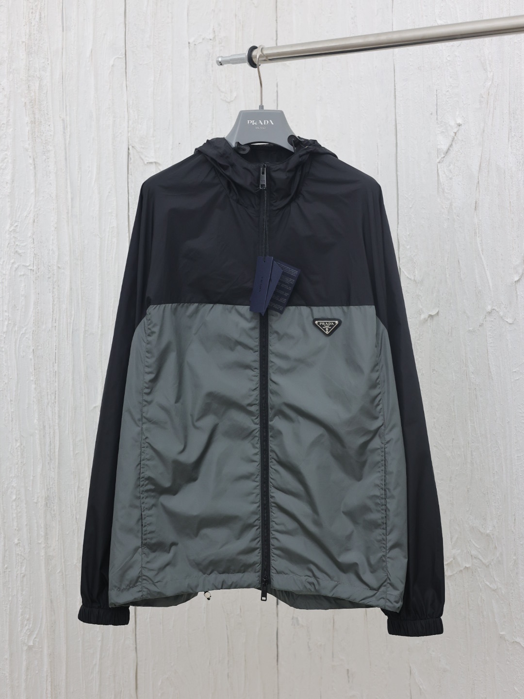 La chaqueta ligera con logo triangular Prad*/Prada 24FW se compró y desarrolló originalmente por 12,900. Tela de nailon…