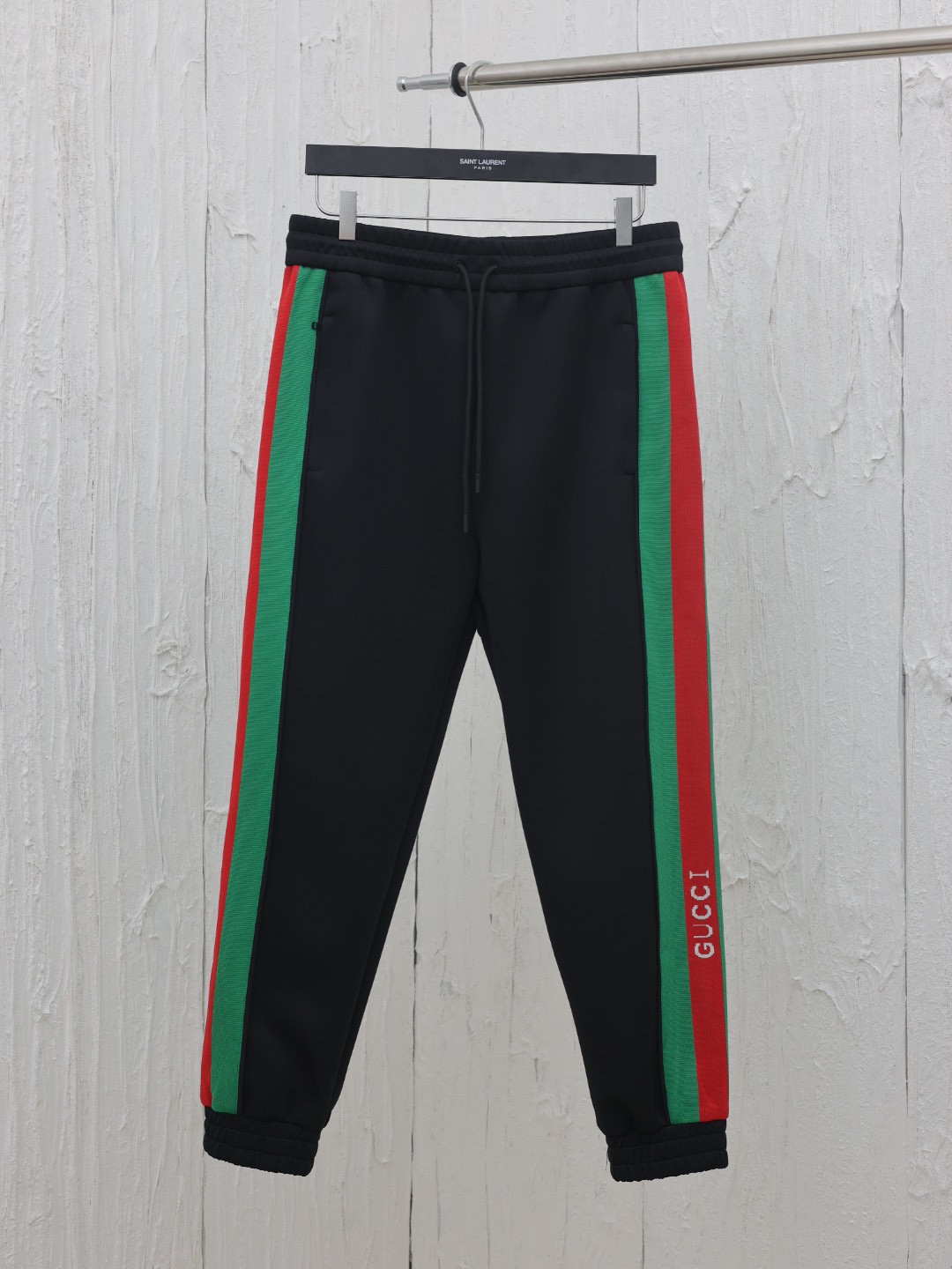Gucc*/Gucci 24 Nueva colección de pantalones de ocio de neopreno con cinta decorativa, esta chaqueta ligera de neopreno…