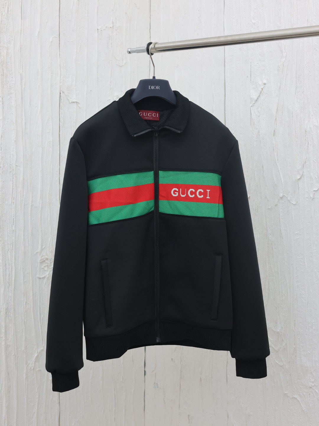 Gucc*/Gucci 24 Nueva colección de sudadera con cremallera de neopreno con cinta decorativa, esta chaqueta ligera de neo…