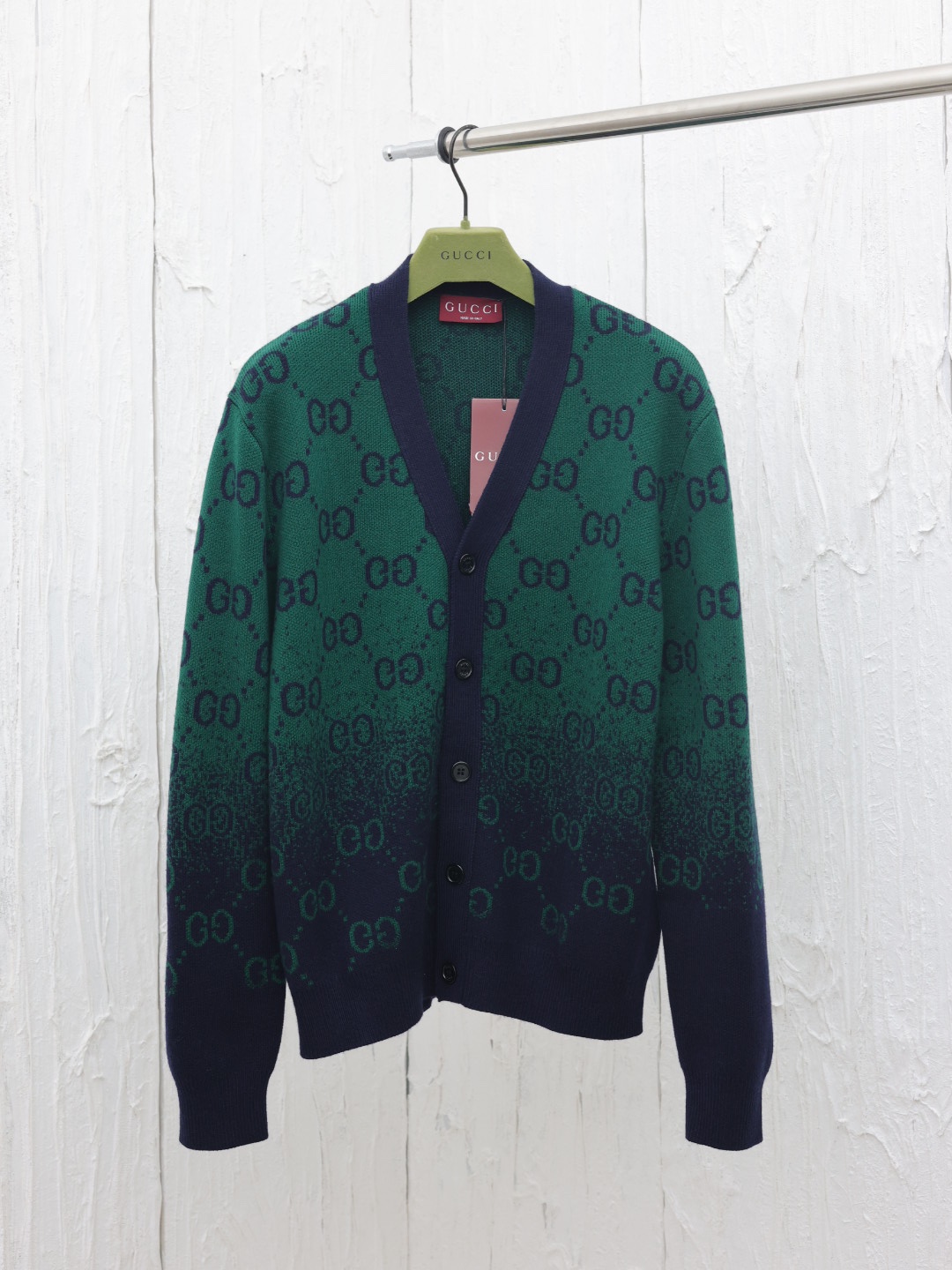 Gucc*/Gucci Cárdigan de mezcla de lana australiana con jacquard degradado, este cárdigan de lana está confeccionado con…