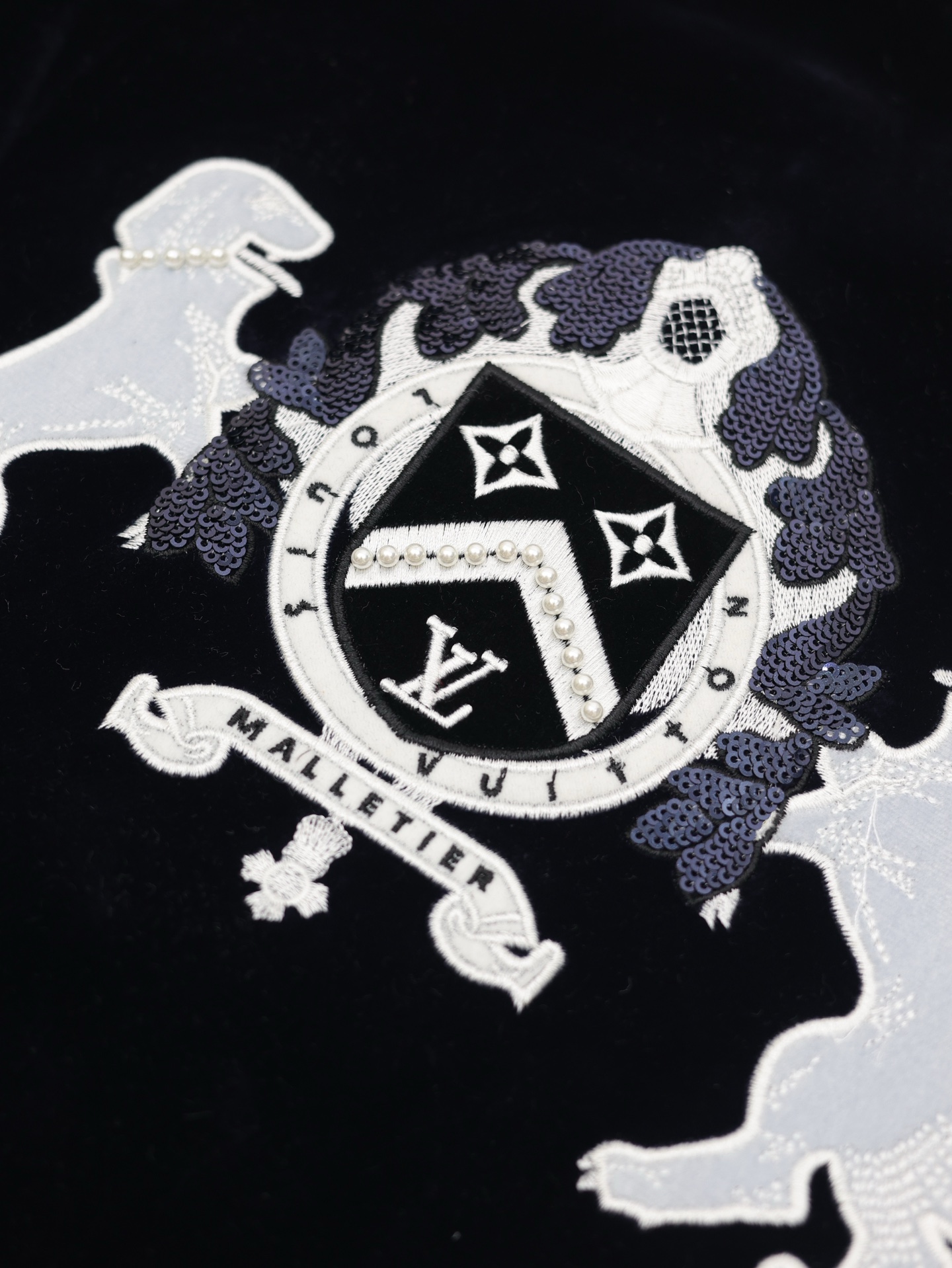 
1v*/路易25新款珍珠丝绒丹宁横须贺夹克外套

本款横须贺夹克受威斯敏斯特地区遛狗绅士的着装启发，为