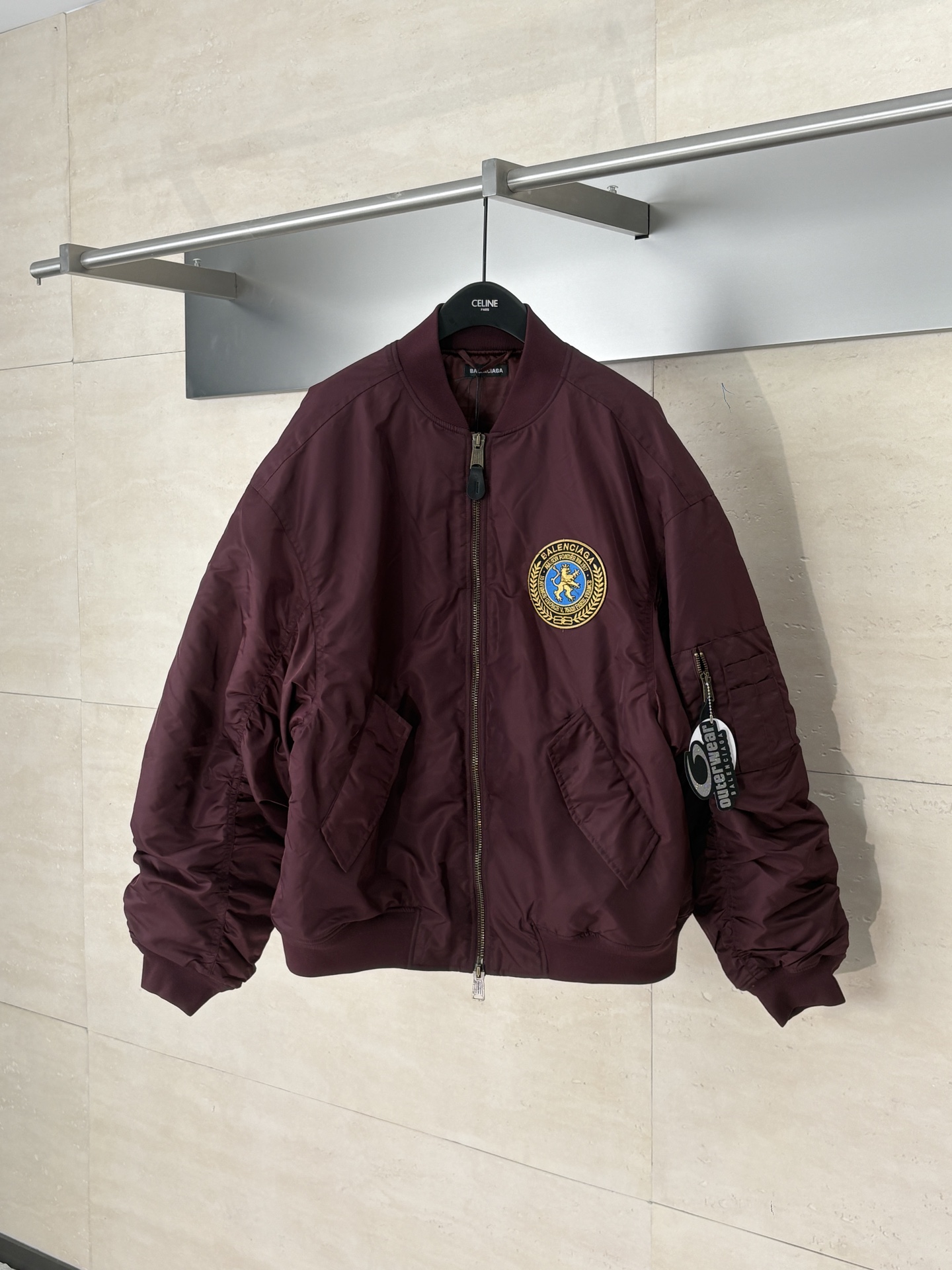 NO:526008,Balenciaga*/Paris 25FW autumn and winter new bomber large-sized flying cotton jacket with round embroidered pattern on the front chest, custom leather zipper head details Front snap buckle pockets, loose cut sleeves pleated effect Knitted ribbed collar sleeves and hem, inner color lining SizeS/M/L/XL,,balenciaga, jackets & coats,alexander wang19860909Balenciaga*/巴黎 25FW秋冬新款bomber大号飞行棉服夹克 前胸圆形刺绣图案章仔,订制皮革拉链头细节 正面按扣翻盖口袋,衣袖做宽松剪裁 褶皱效果 针织罗纹衣领衣袖和下摆,内里同色系里布 SizeS/M/L/XL,,balenciaga,jackets & coats,alexander wang,Men's clothing