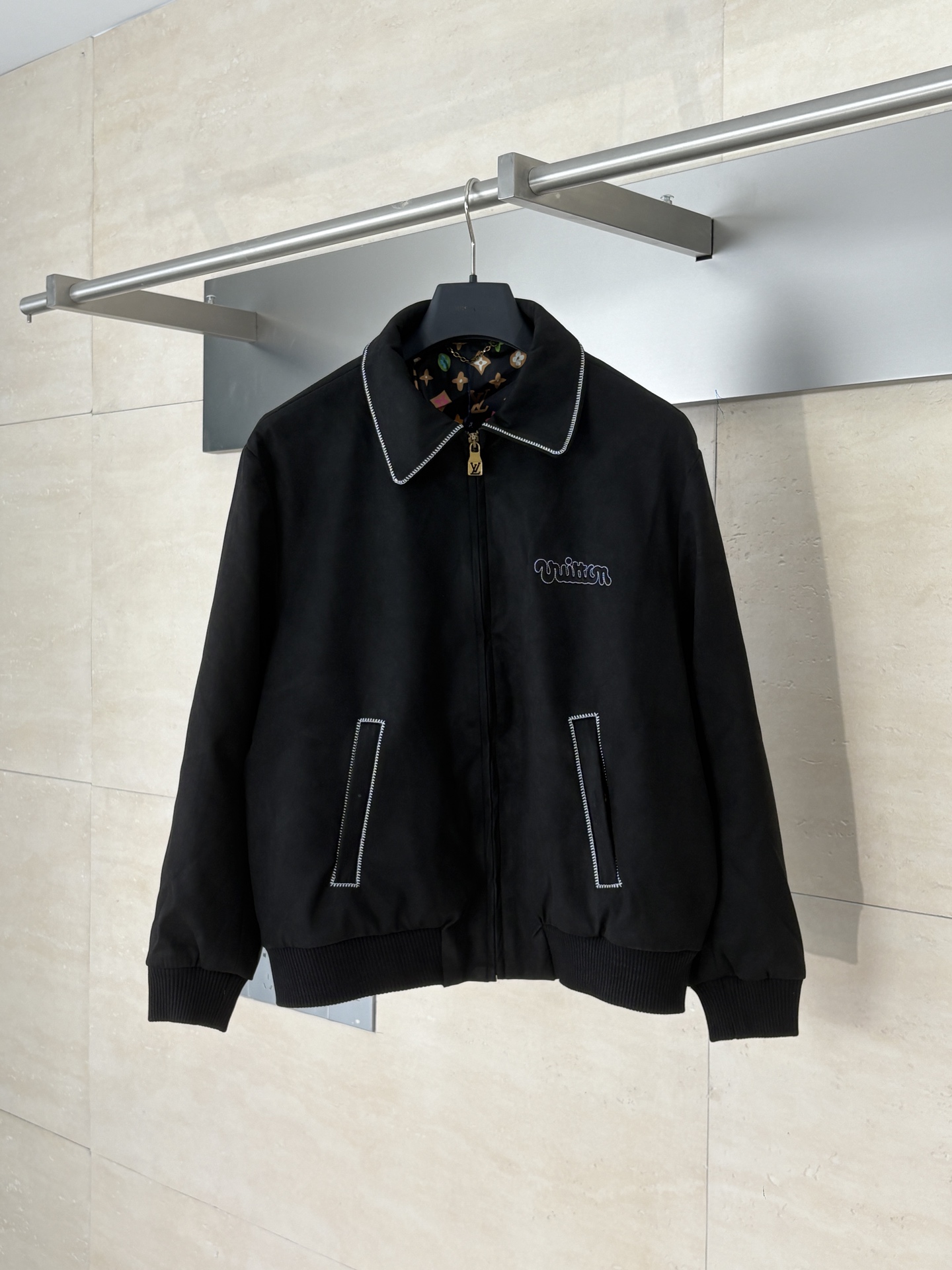 NO:526012,1V/Louis 25Fw embroidered suede cowhide leather bomber jacket High-quality fabric is the key to making an outstanding piece of clothing. Therefore, LV uses original open mold custom leather suede fabric, which feels soft and elastic, which not only retains the toughness and durability of the leather, but also gives it a unique suede texture. Wear it, you will feel unprecedented comfort and luxury. Chain embroidery, finishing touch On the collar and edge pocket, we use exquisite chain embroidery technology. The delicate stitches, exquisite patterns and right embellishment positions make these embroidery the finishing touch of the entire jacket. They complement each other with the front 3D Vuitton embroidery, jointly create a rich layered and three-dimensional visual effect. Lining art, when the monsoon  Open the inside of the jacket and you will be attracted by the popular Mono grammar Craggy pattern of the season. This design is inspired by the magnificent landscape of nature and the unique charm of abstract art. It is presented on the lining through fine printing technology. It not only shows LV's ultimate pursuit of details and its keen insight into fashion, but also adds an artistic and cultural heritage to your outfit. In addition to the above highlights, the new LV embroidered suede leather bomber jacket is also equipped with multiple practical and beautiful detailed designs. For example, LV's iconic inscription zipper head is embedded on the body, highlighting the unique charm of the brand; two practical zipper side pockets are convenient for you to store your belongings; the embroidered embroidery on the collar and pockets are icing on the cake, making the whole jacket more refined and moving. Size46/48/50/52,,louis  vuitton,louis vuitton,jackets & coats,cowhide,alexander wang198609091V/路易 25Fw刺绣绒面牛皮革飞行员夹克 优质的面料是成就一件杰出服饰的关键.因此,LV特别采用原版开模定制的皮革绒面料,这种面料触感柔软而富有弹性,既保留了皮革的坚韧耐用性,又赋予了其独特的绒面质感.穿上它,您将感受到前所未有的舒适与奢华.链式刺绣,点睛之笔 衣领与镶边口袋上,我们运用了精湛的链式刺绣工艺.细腻的针脚、精致的图案以及恰到好处的点缀位置,使得这些刺绣成为整件夹克的点睛之笔.它们与正面的3D Vuitton刺绣相互映衬,共同营造出一种层次丰富、立体感十足的视觉效果.内衬艺术,当季风尚 翻开夹克内里,您将被当季热门的Mono grammar Craggy图案所吸引.这一设计灵感来源于自然界的壮丽景观和抽象艺术的独特魅力,通过精细的印花技术呈现在内衬之上.它不仅展现了LV对于细节的极致追求和对于时尚的敏锐洞察力,更为您的穿搭增添了一份艺术与文化的底蕴.除了以上亮点之外,LV 新款刺绣绒面牛皮革飞行员夹克还配备了多个实用且美观的细节设计.例如,LV标志性的铭纹拉链头镶嵌于衣身之上,彰显品牌独特魅力；两个实用的拉链侧袋方便您存放随身物品；衣领和口袋上的刺绣点缀更是锦上添花,让整件夹克更加精致动人. Size46/48/50/52,,louis vuitton,louis vuitton,jackets & coats,cowhide,alexander wang,Men's clothing