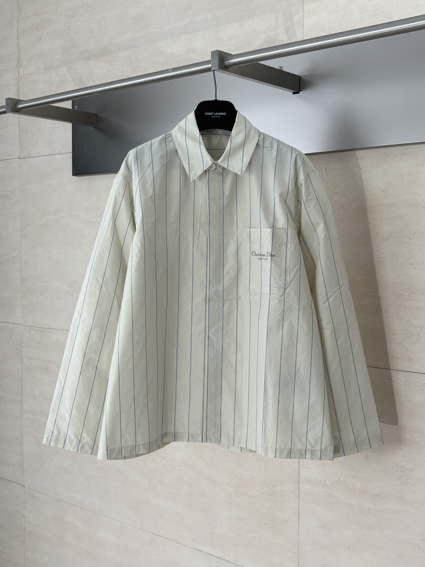 NO:526018,Dio*/Dio 25FW new knitted lapel long sleeve shirt jacket Beige striped cotton blend fabric, chest pocket decoration Christian Dior Couture embroidery, hidden button closure placket, brand logo mother-of-pearl button, straight bottom silhouette cut SizeS/M/L/XL,,dior,dior,jackets & coats,alexander wang19860909Dio*/迪奥 25FW 秋冬新款针织翻领长袖衬衣外套 米色条纹棉质混纺面料,胸前口袋饰Christian Dior Couture 刺绣,隐藏式纽扣开合门襟,品牌标志的珍珠母贝纽扣,直筒底边廓形剪裁 SizeS/M/L/XL,,dior,dior,jackets & coats,alexander wang,Men's clothing