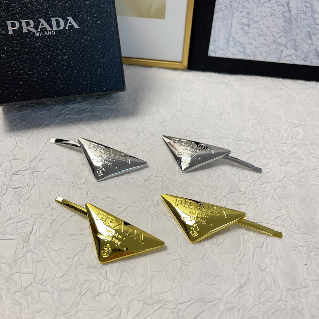 NO:276303,Prada Prada Hairpins New Triangle Brand Logo Pressing Clip Edge Clip, Temperament versatile Little Fairy Must-Entered Product Treasure Style Recommended Models Closed Eyes (Pair of Hairpins, Hairpins, Prada, Prada, Prada, Hairpins19860909Prada普拉达 Prada发夹 新款三角牌logo压夹边夹 气质百搭小仙女必入单品 宝藏款 闭眼入推荐款（一对发夹,发夹,prada,prada,hairpins,accessory