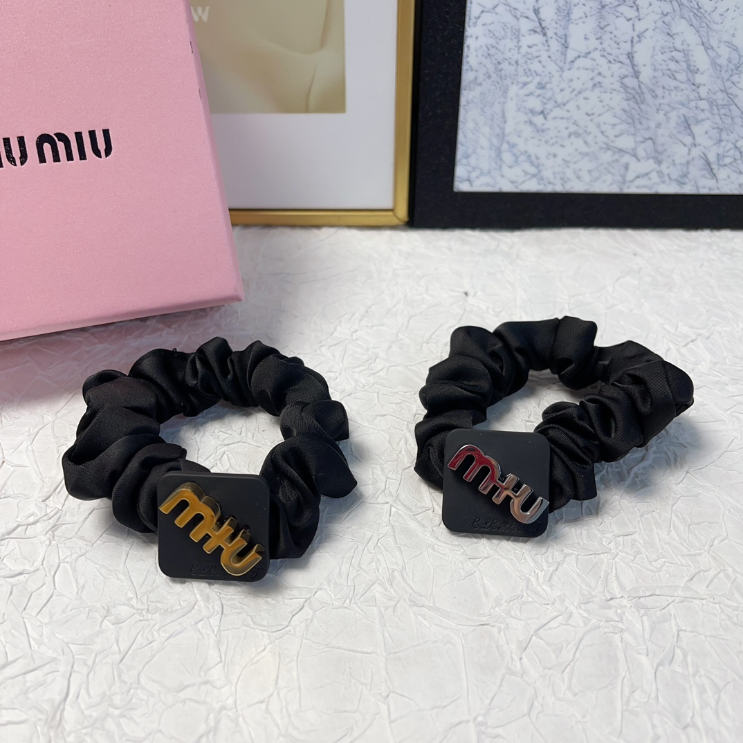 NO:277776,Miumiu Miumiu rubber band New titanium steel logo rubber band hair ring Temperament versatile little fairy must-apply single item Treasure model Close eyes recommended (single) hairpins, hairpins, miumiu, hairpins19860909miumiu缪缪 miumiu皮筋 新款钛钢logo皮筋发圈 气质百搭小仙女必入单品 宝藏款 闭眼入推荐款（单个）发夹,发夹,miumiu,hairpins,accessory