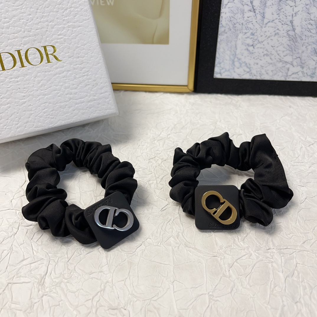 NO:277744,DIOR Dior rubber band New titanium steel logo rubber band hair ring Temperament versatile little fairy must-apply item Treasure model Closed eyes recommended (single) hairpin, hairpin, dior, dior, hairpins19860909DIOR迪奥 Dior皮筋 新款钛钢logo皮筋发圈 气质百搭小仙女必入单品 宝藏款 闭眼入推荐款（单个）发夹,发夹,dior,dior,hairpins,accessory
