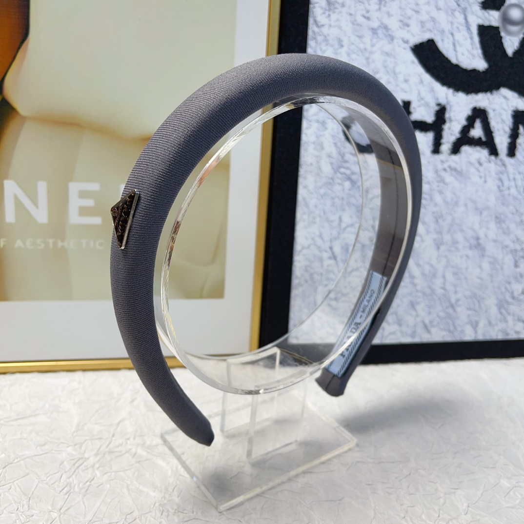 NO:281339,Prada Prada hairband New logo light luxury style hairband temperament versatile little fairy must-apply single product full of celebrity style ~ treasure style closed eyes recommended (single) hair accessories, hairpins, prada, prada, hairpins19860909Prada普拉达 Prada发箍 新款logo轻奢风发箍气质百搭小仙女必入单品名媛风十足～宝藏款 闭眼入推荐款（单个）发饰,发夹,prada,prada,hairpins,accessory