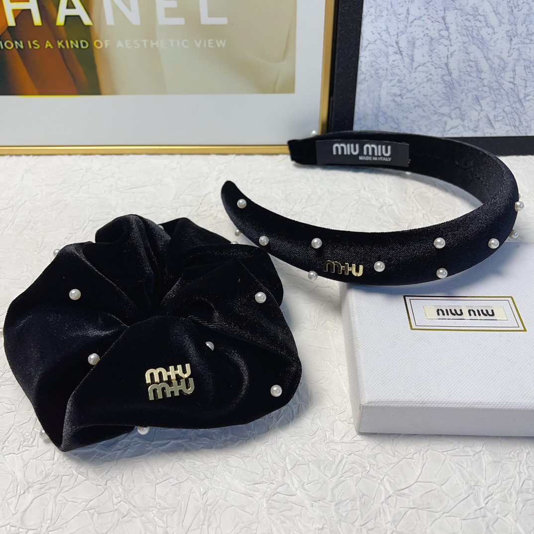 NO:278375,Miumiu Miumiu set Velvet hairband rubber band set Temperament versatile little fairy must-have item, full of celebrity style ~ treasure style, recommended style for closed eyes (one set) hair accessories, hairpins, miumiu, hairpins19860909miumiu缪缪 miumiu套装 丝绒发箍皮筋套装气质百搭小仙女必入单品 名媛风十足～宝藏款 闭眼入推荐款（一套）发饰,发夹,miumiu,hairpins,accessory
