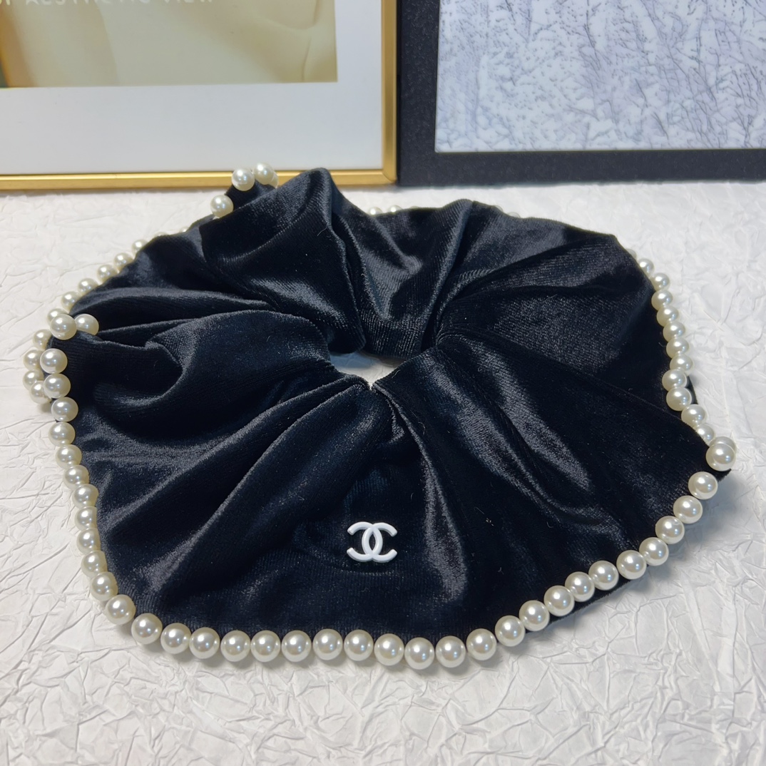 NO:281626,CHANEL Xiaoxiang Chanel rubber band Large velvet pearl logo rubber band hair ring large intestinal circle temperament versatile little fairy must-have single treasure style, closed eyes recommended style (single hairband box) hair accessories, hairpins, chanel, hairpins19860909CHANEL小香 Chanel皮筋 大号丝绒珍珠logo皮筋发圈大肠圈气质百搭小仙女必入单品宝藏款 闭眼入推荐款（单个配发箍盒）发饰,发夹,chanel,hairpins,accessory