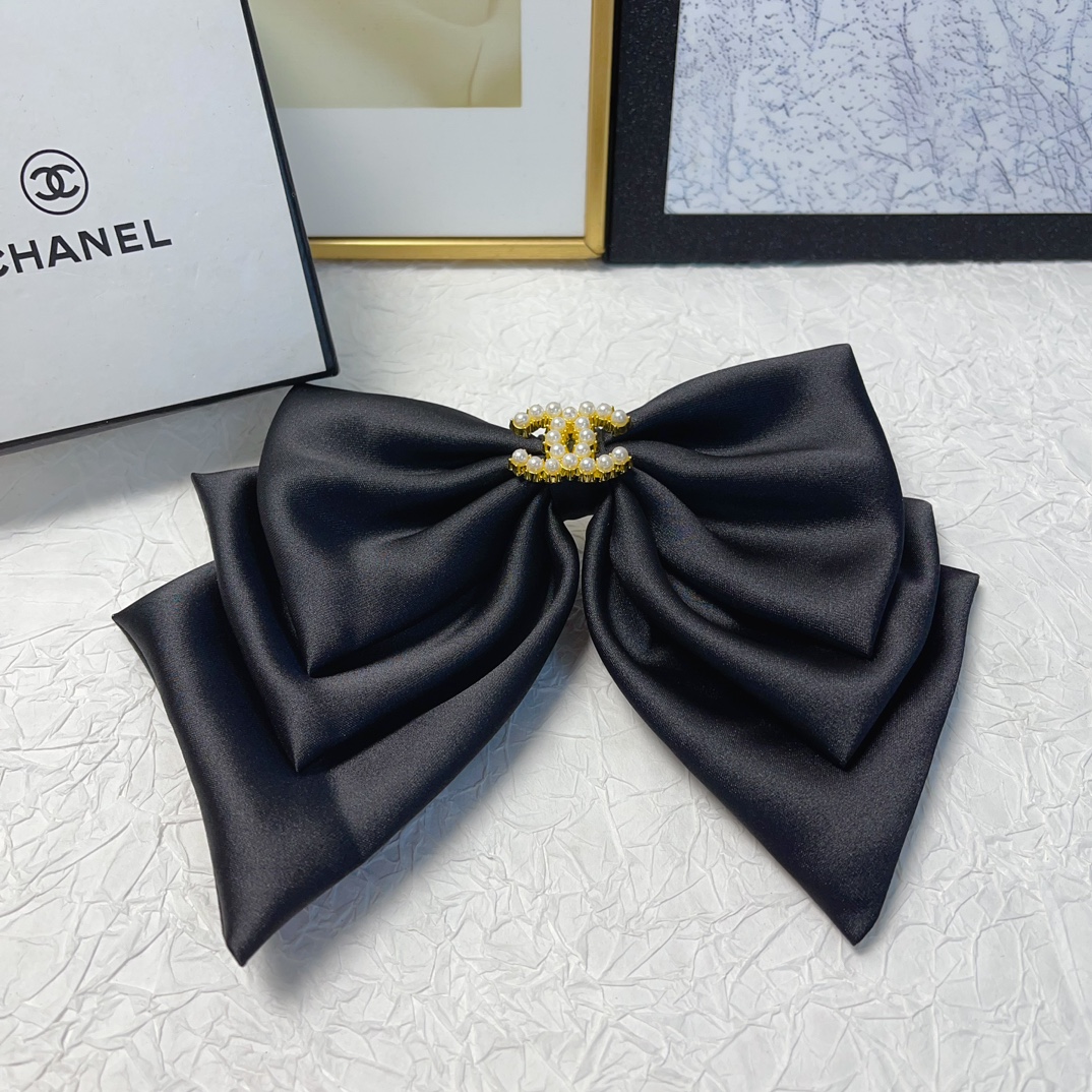 NO:280805,Chanel Xiaoxiang Chanel Hairpins New pearl logo bow hair clip spring clip style three-dimensional temperament fashionable and versatile little fairy must-in item, closed eyes recommended (single) hair accessories, hair clips, chanel, hairpins19860909chanel小香 chanel发夹 新款珍珠logo蝴蝶结发夹弹簧夹版型立体气质时尚百搭小仙女必入单品 闭眼入推荐款（单个）发饰,发夹,chanel,hairpins,accessory