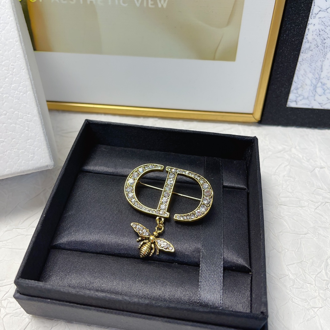 NO:279940,DIOR Dior Brooch New Bee Logo Brooch Retro Atmospheric and High-end Exquisite Little Fairy Must-Entered Single Product Treasure Style Closed Eye Recommended (Single) Hair Accessories, Hairpins, Dior, Dior, Brooch, Brooch, Broastpin, Hairpins19860909DIOR迪奥 Dior胸针 新款蜜蜂logo胸针复古大气上档次精致小仙女必入单品宝藏款 闭眼入推荐款（单个）发饰,发夹,dior,dior,brooch，breastpin,hairpins,accessory