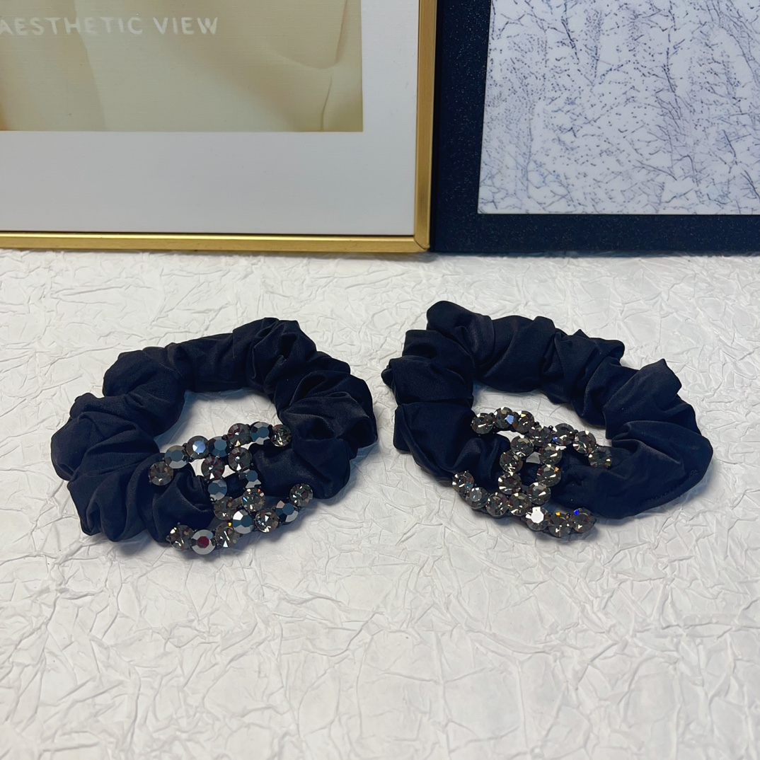NO:277770,CHANEL Xiaoxiang Chanel rubber band Czech diamond double C logo rubber band hair ring temperament versatile little fairy must-apply single item Treasure style Close eyes recommended (single) hairpin, hairpin, chanel, hairpins19860909CHANEL小香 Chanel皮筋 捷克钻双C logo皮筋发圈气质百搭小仙女必入单品 宝藏款 闭眼入推荐款（单个）发夹,发夹,chanel,hairpins,accessory