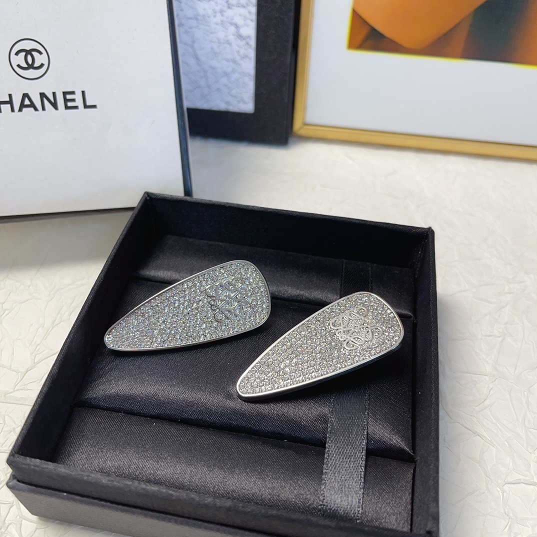 NO:276267,loewe loewe press clip water droplet full diamond logo press clip edge clip bang clip daily exquisite small items, temperament versatile little fairy must-have items, treasure style, recommended style for closed eyes (a pair of hairpins, hairpins, loewe, loewe, hairpins19860909loewe罗意威 loewe压夹 水滴满钻logo压夹边夹刘海夹日常精致小单品 气质百搭小仙女必入单品 宝藏款 闭眼入推荐款（一对发夹,发夹,loewe,loewe,hairpins,accessory