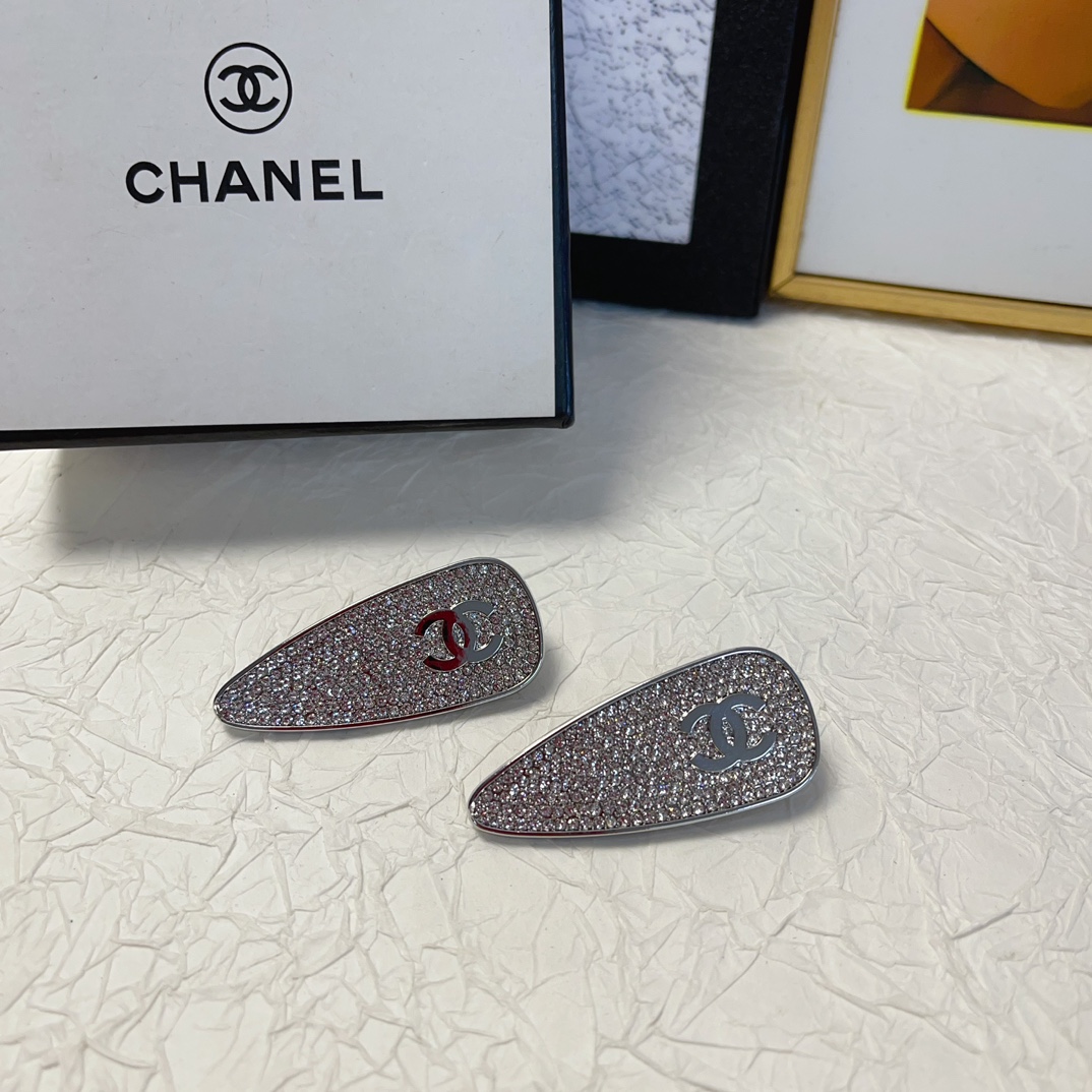 NO:276272,Chanel Xiaoxiang Chanel Pressing Clip Water Drop Full Diamond Logo Pressing Clip Edge Clip Bangle Clip Daily exquisite small items, versatile temperament, must-apple items for fairy Treasure model, recommended style for closed eyes (a pair of hairpins, hairpins, chanel, hairpins19860909chanel小香 chanel压夹 水滴满钻logo压夹边夹刘海夹日常精致小单品 气质百搭小仙女必入单品 宝藏款 闭眼入推荐款（一对发夹,发夹,chanel,hairpins,accessory